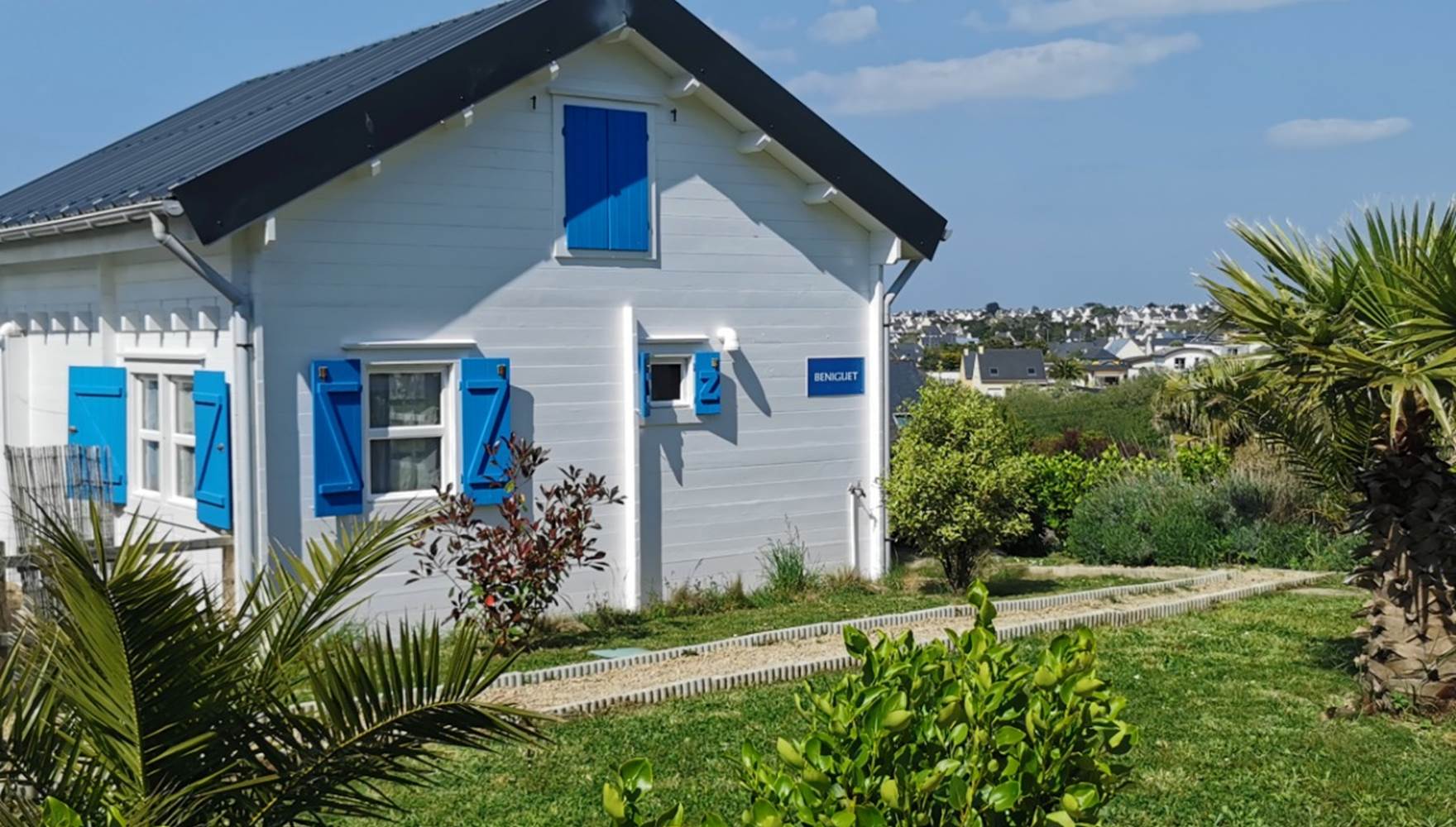 Chalet maritime blanc et bleu au charme breton authentique, idéal pour une échappée familiale dans le Finistère