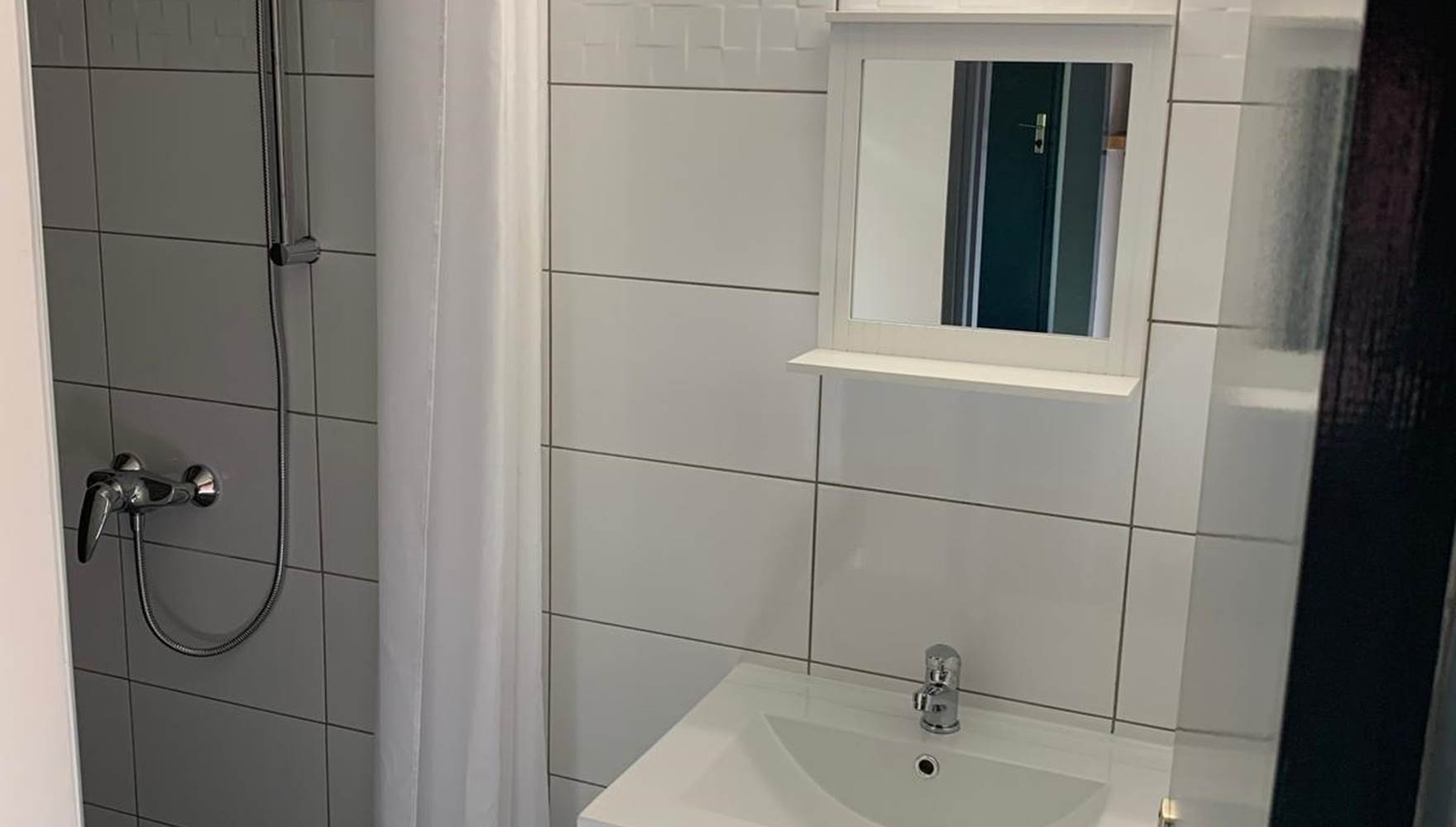 lepetitbois46_Leyme_Modern_sdb_02_Gîte 9