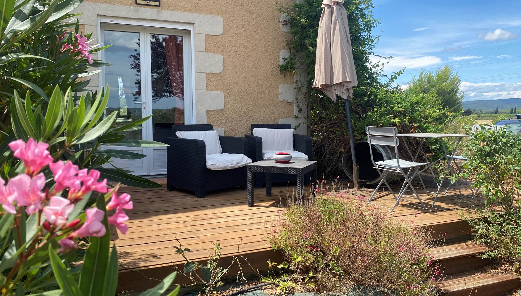 Entrée indépendante de la chambre, sa petite terrasse privée