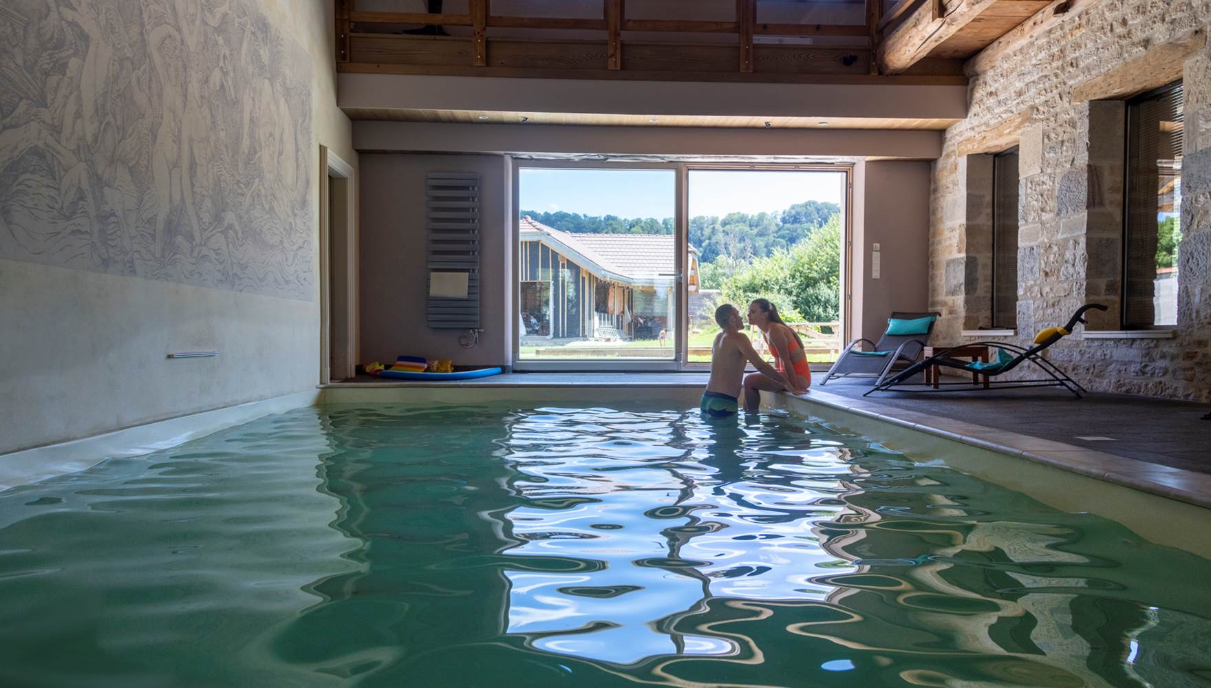 Profitez de notre piscine chauffée à 28°C pour une détente totale