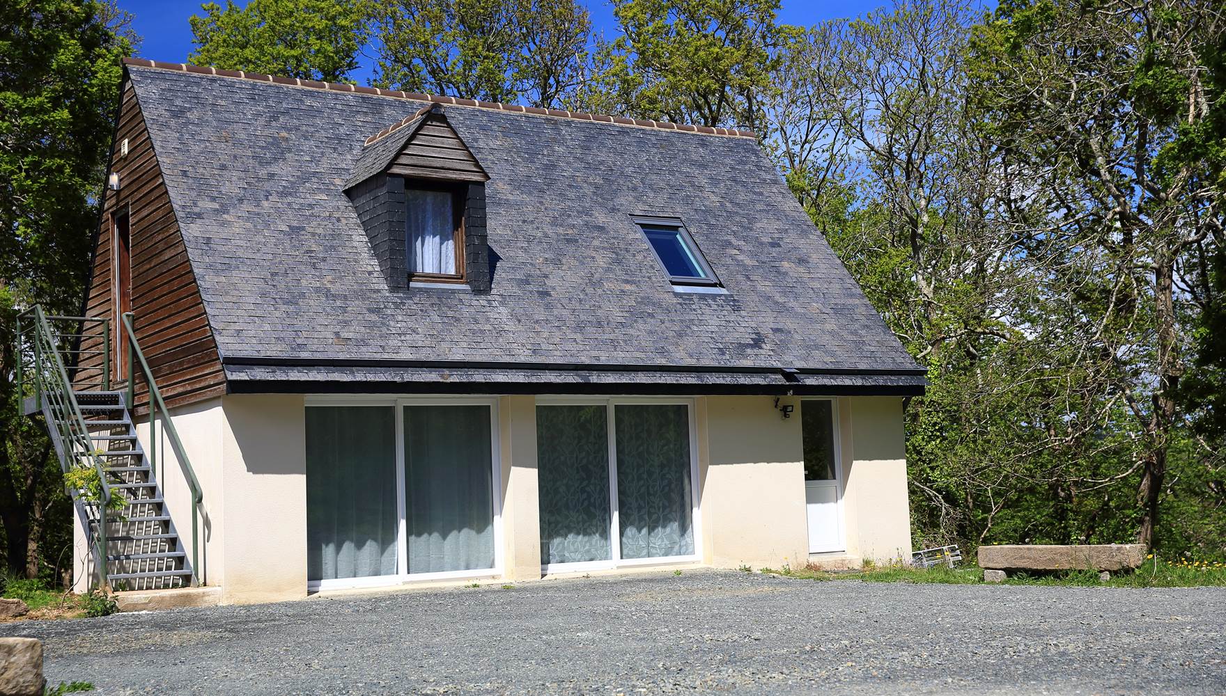 Accès à la Chambre Grive escalier 1er étage de notre dépendance- entrée indépendante