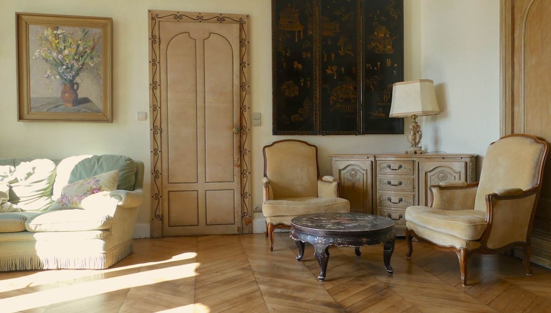 gite-proche-angers-salon-bibliothèque-table de jeux