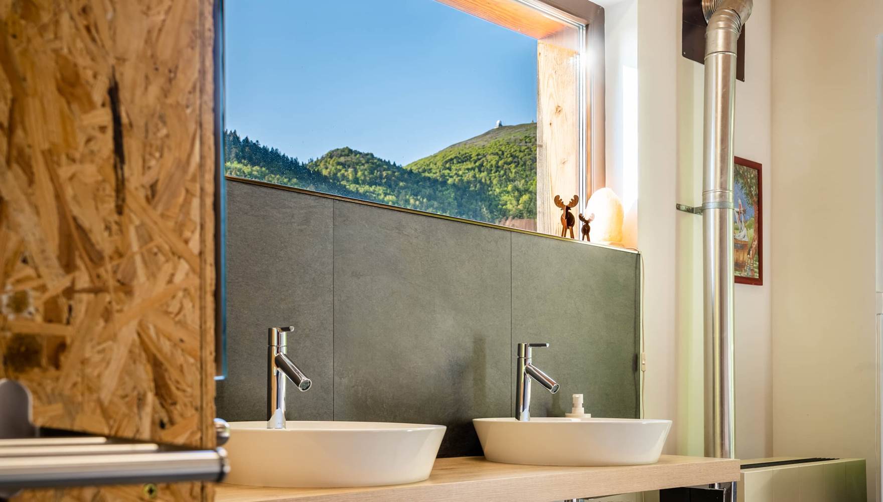 WC et douche privatifs dans l'espace sanitaire commun avec la cabane arctique