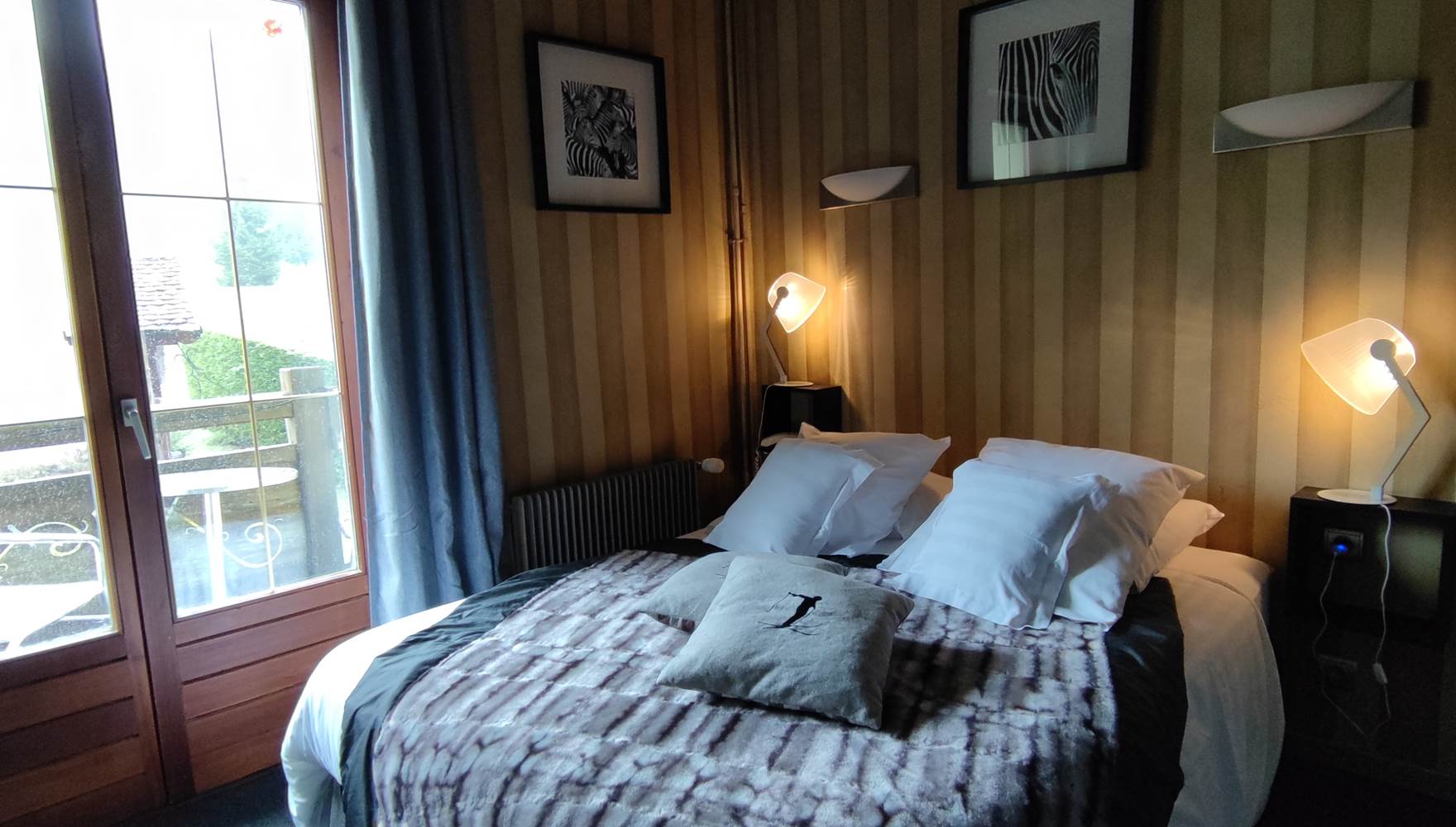 chambre classique avec balcon -douche-vue sur les prés