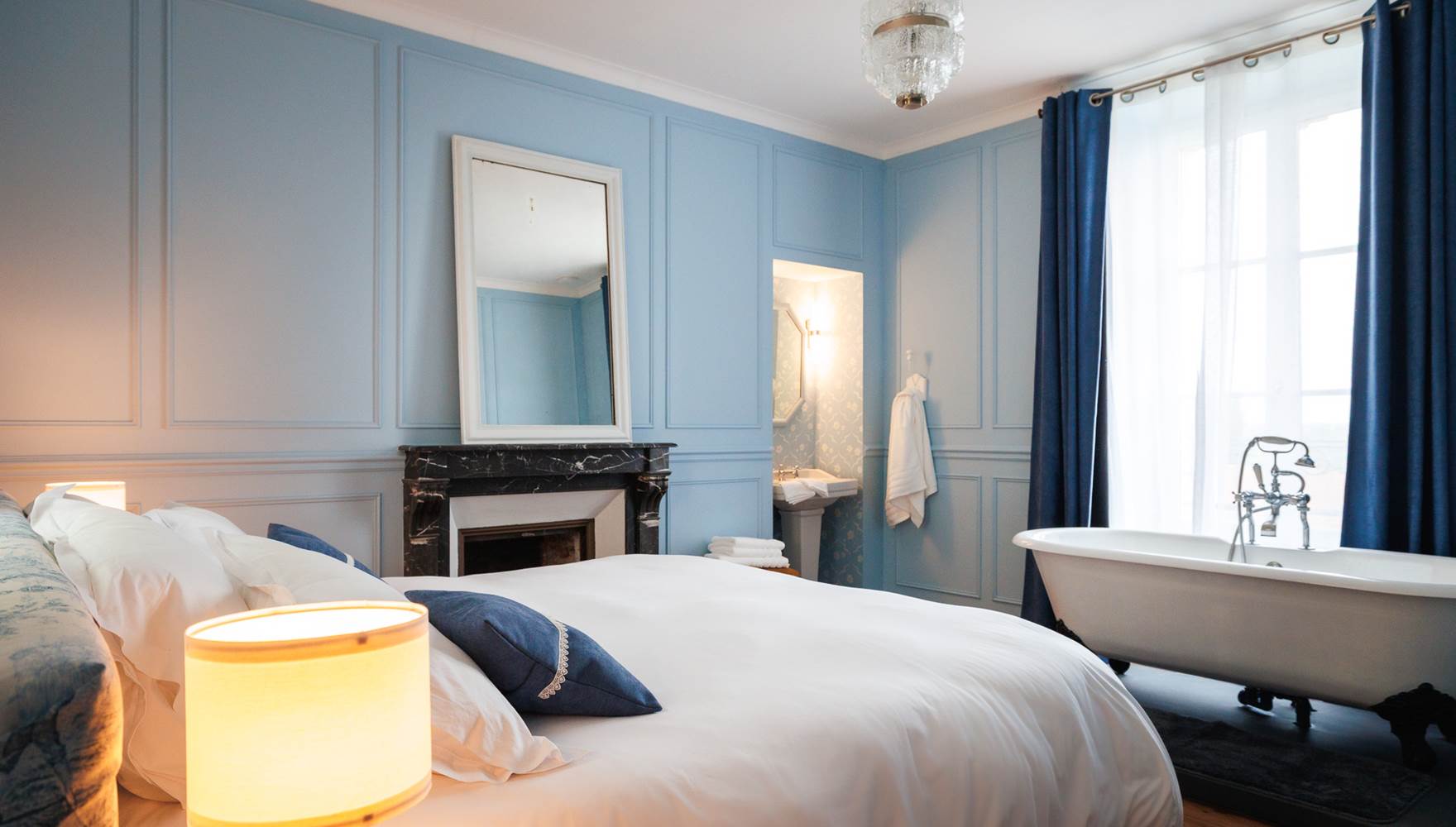 Chambre bleue gite de charme Le Quatre feuilles proche Puy du Fou