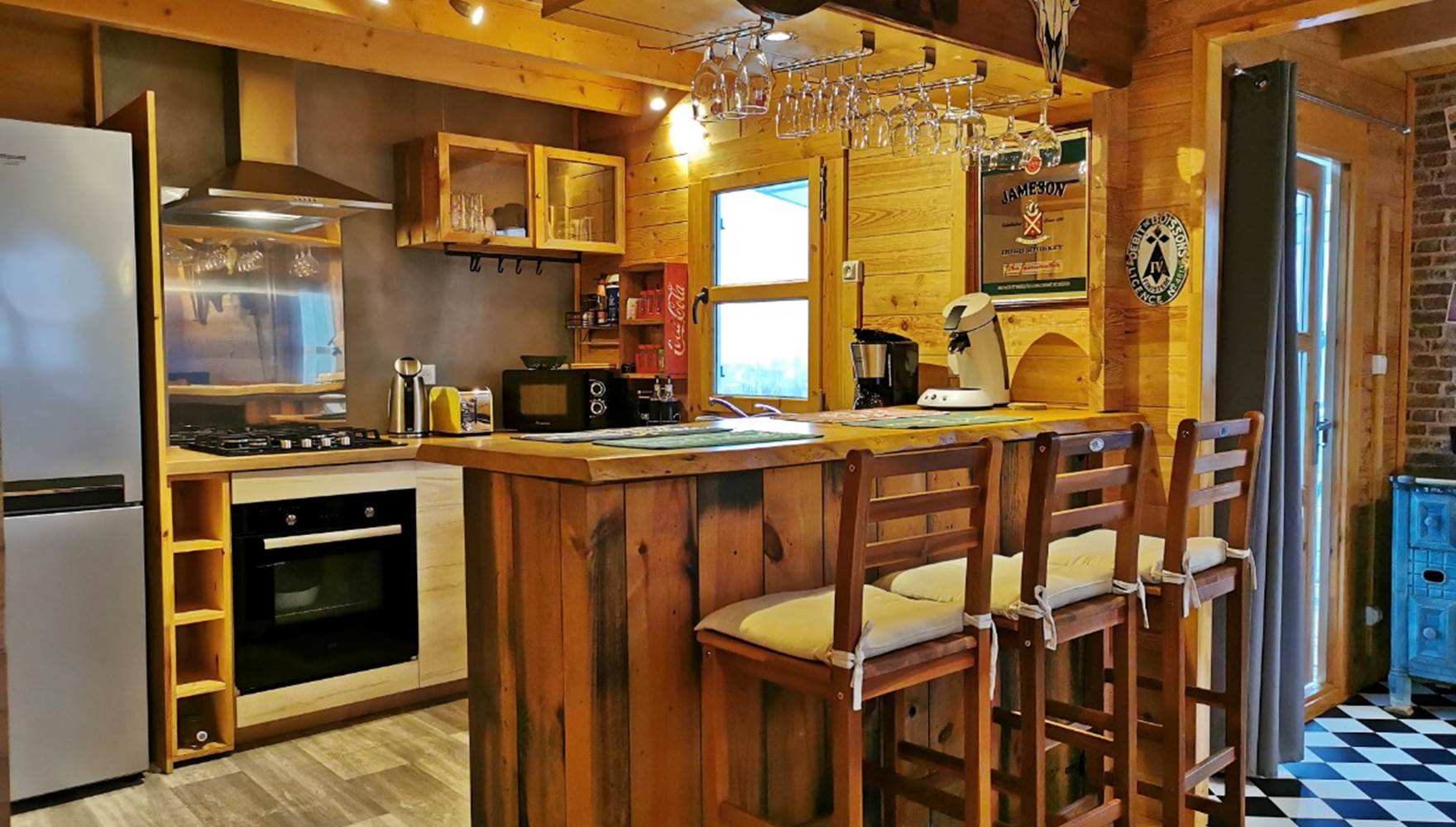 Bar style saloon au charme rétro, idéal pour des moments conviviaux en famille aux Chalets de Kerescar à Plouarzel