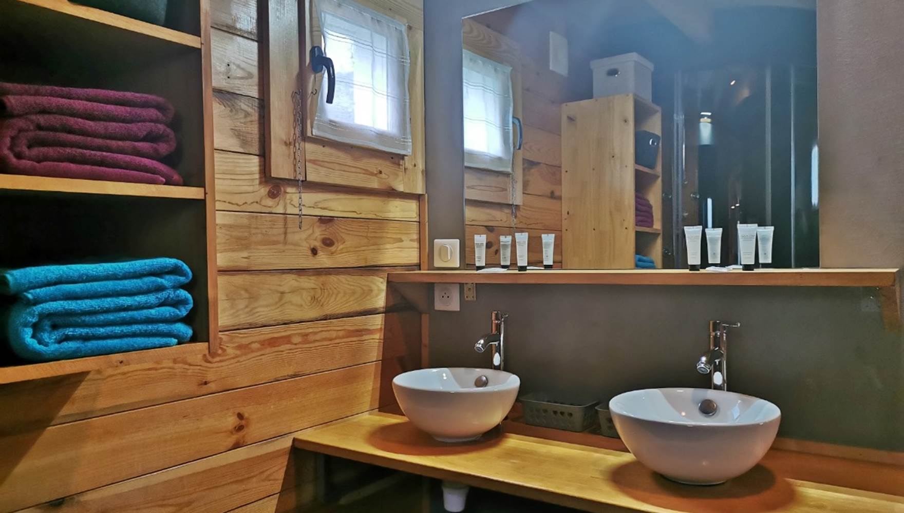 Séjour en famille aux Chalets de Kerescar en Bretagne, équipée d’une salle d’eau spacieuse avec doubles vasques