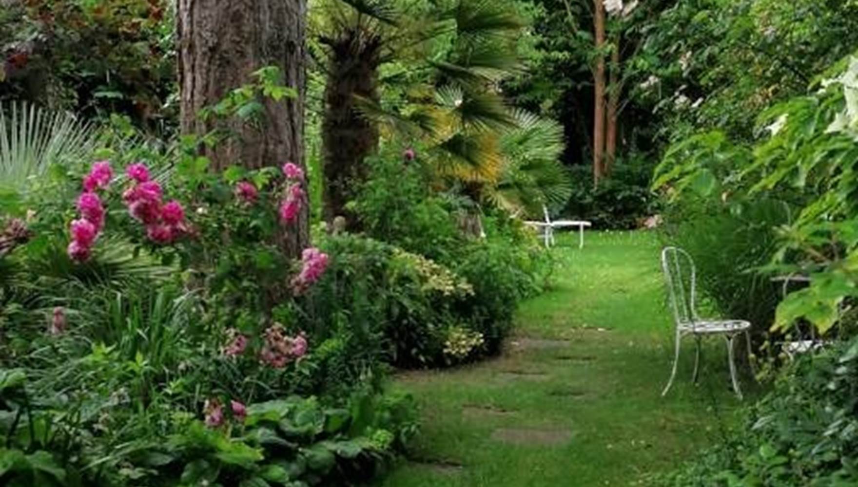 Jardin paysager de La Malposte accessible aux hôtes de la chambre Prune Comte de Chambord, Reviers