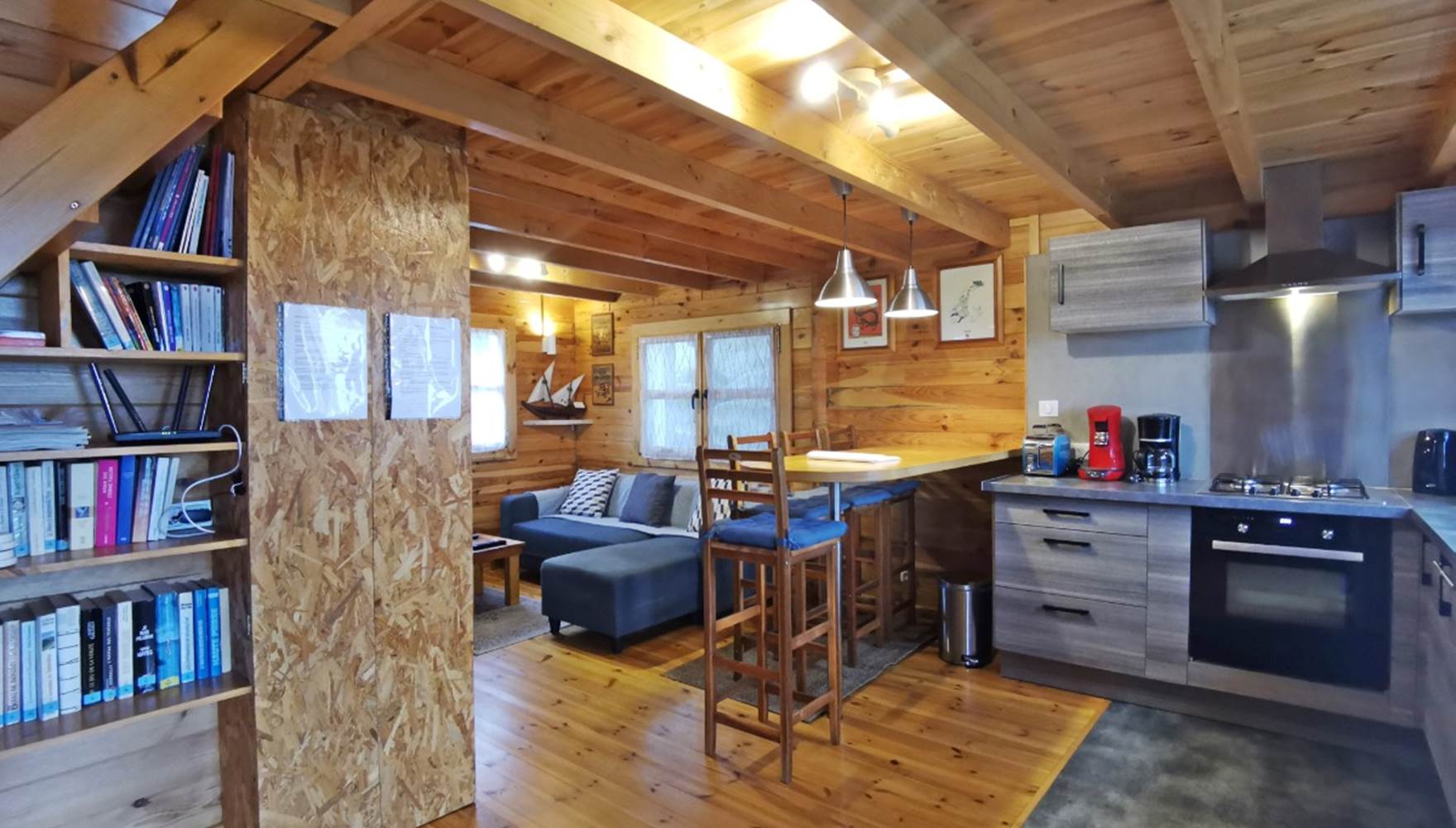 Grande pièce de vie avec bibliothèque et cuisine équipée, parfaite pour des vacances détentes à Plouarzel en Bretagne