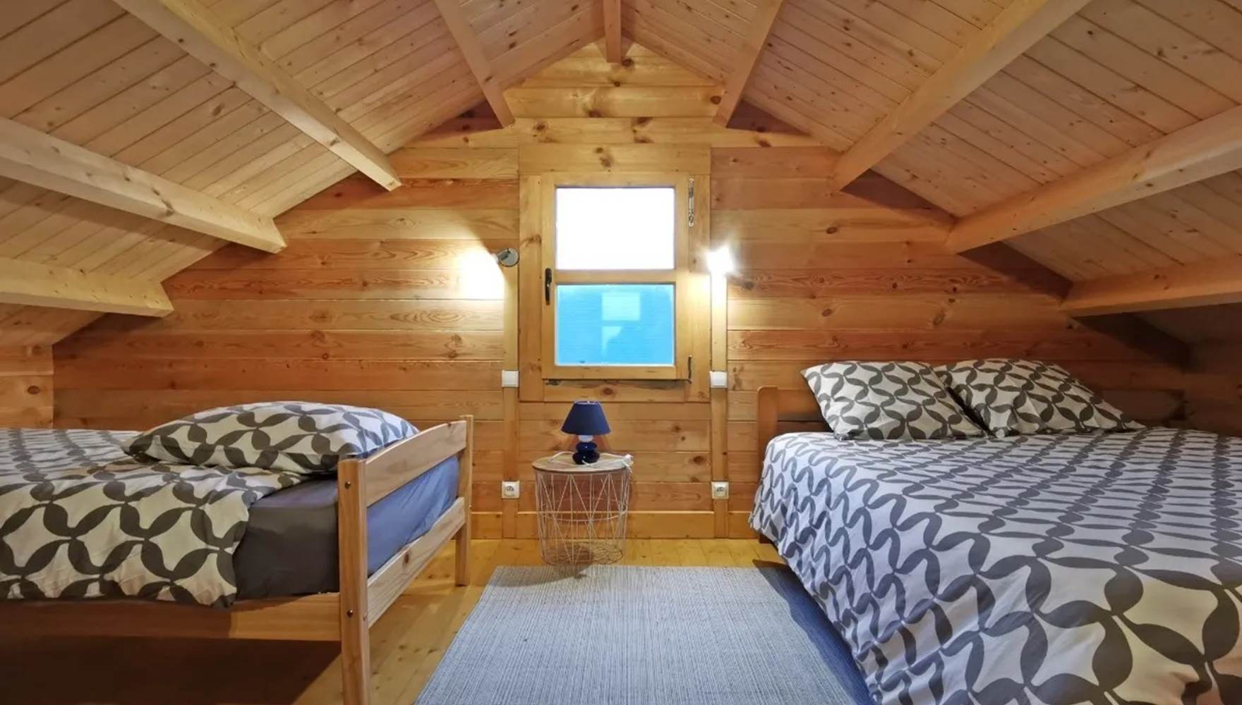 Chambre pour les amis ou enfants avec lit double et lit simple, aux Chalets Ouessant à Plouarzel