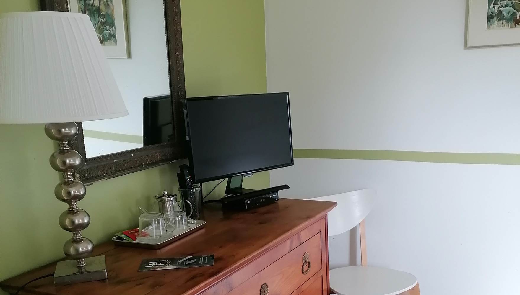 Chambre verte Mme Pierre Oger à La Malposte à Reviers Normandie