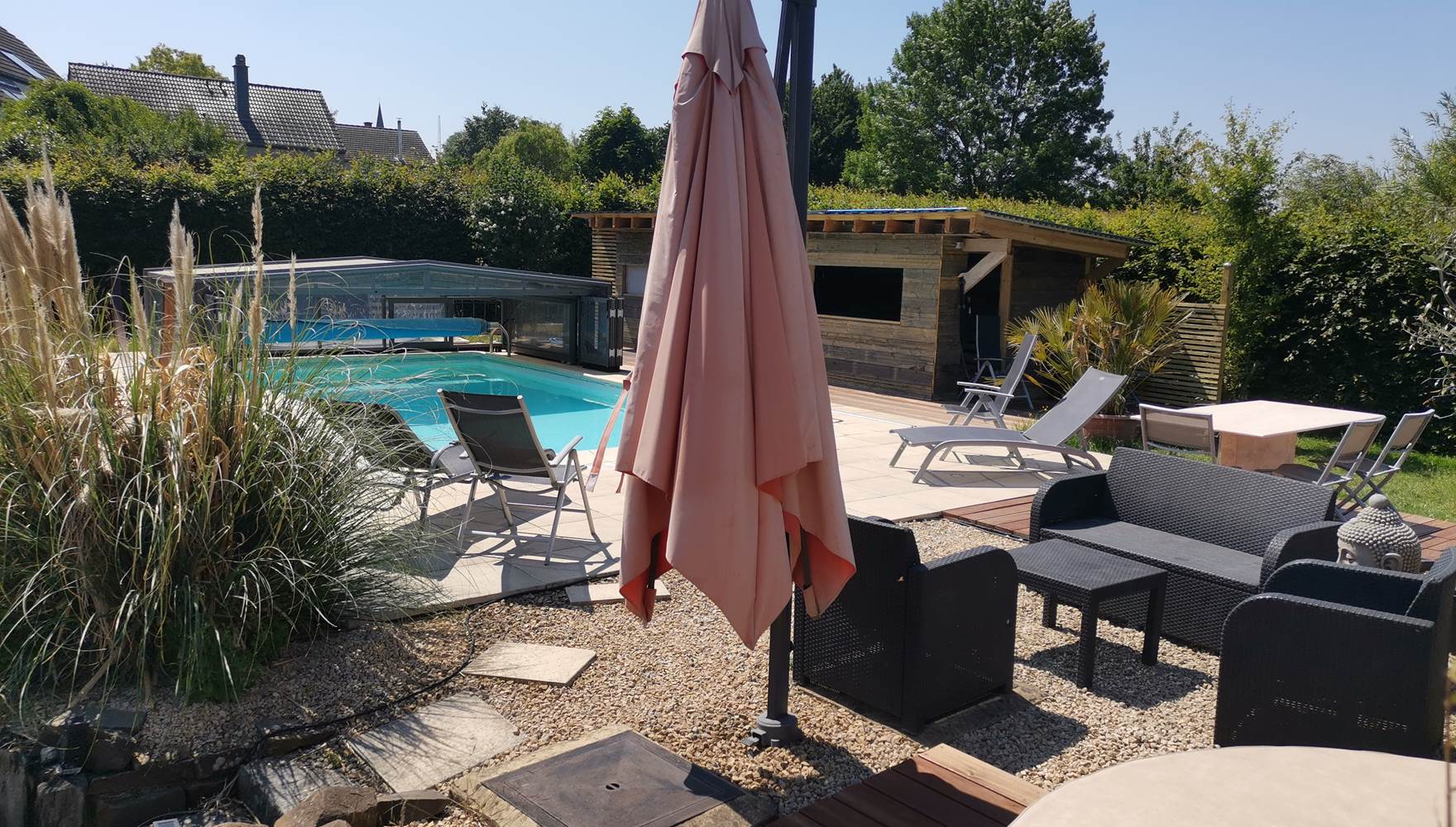 Vue sur le jardin avec la piscine