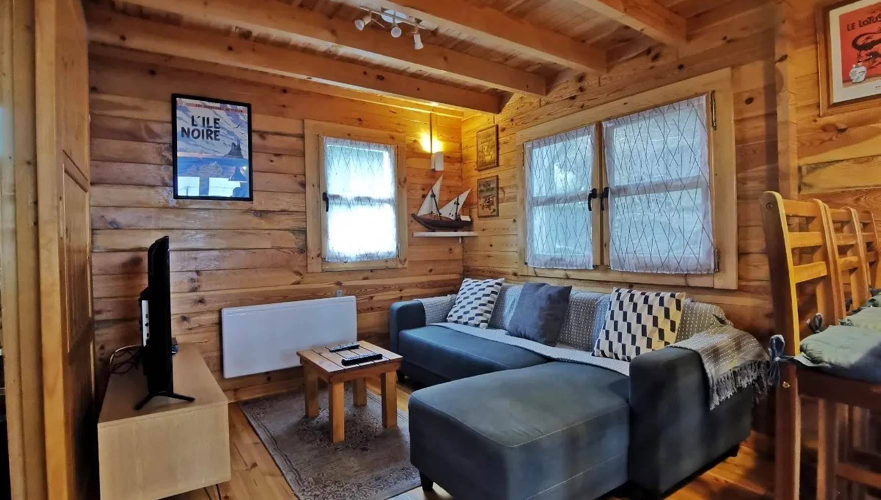 Espace salon avec canapé méridienne pour un séjour reposant aux Chalets de Kerescar à Plouarzel.