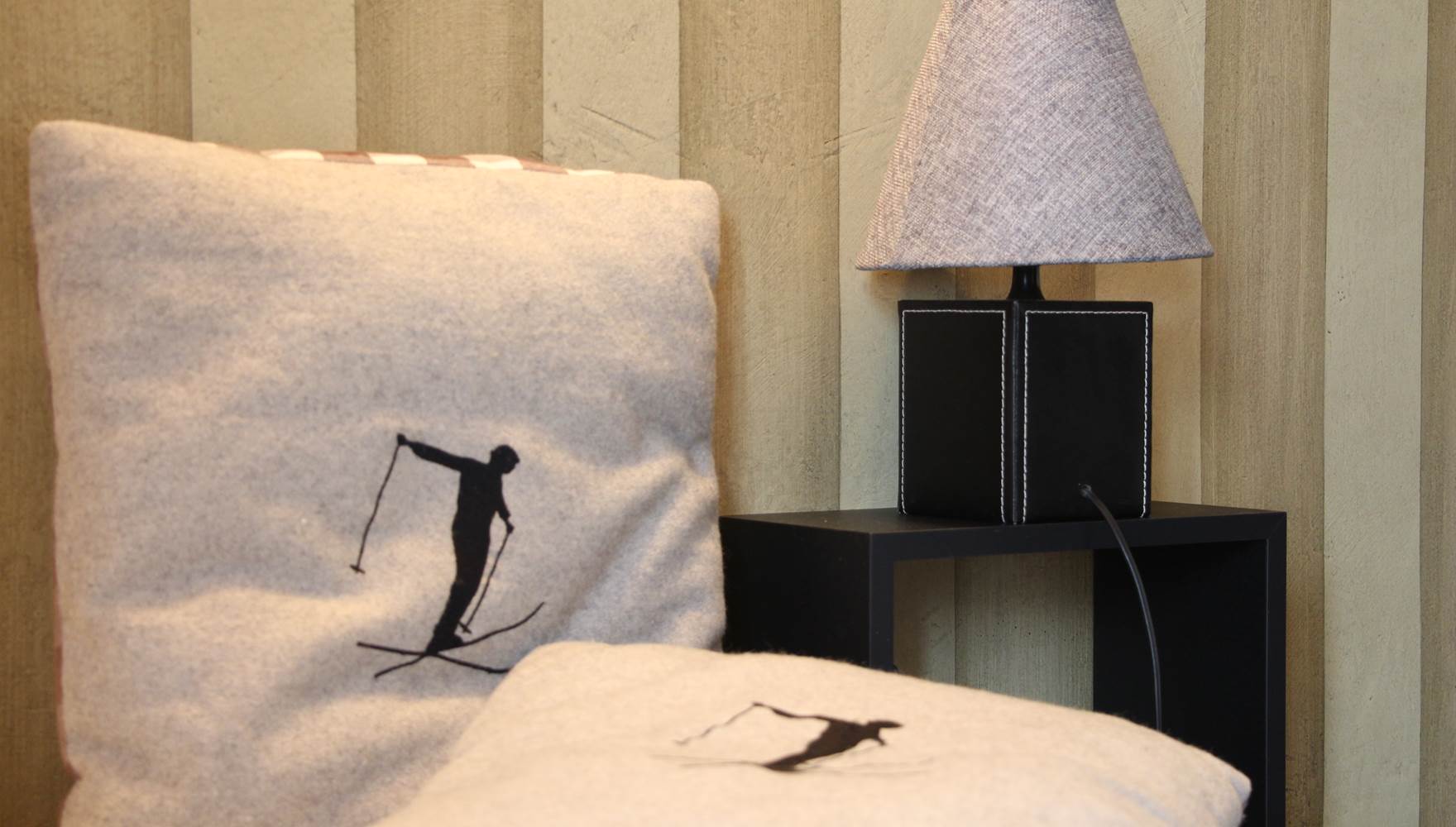 détail décoration design moderne vue foret chambre avec balcon