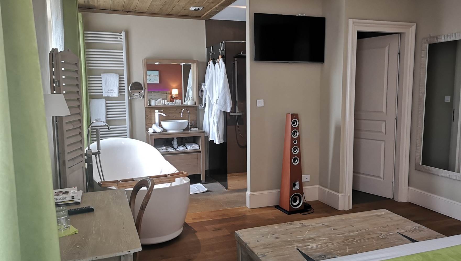 Découvrez la salle de bain ouverte de la chambre Pergaud