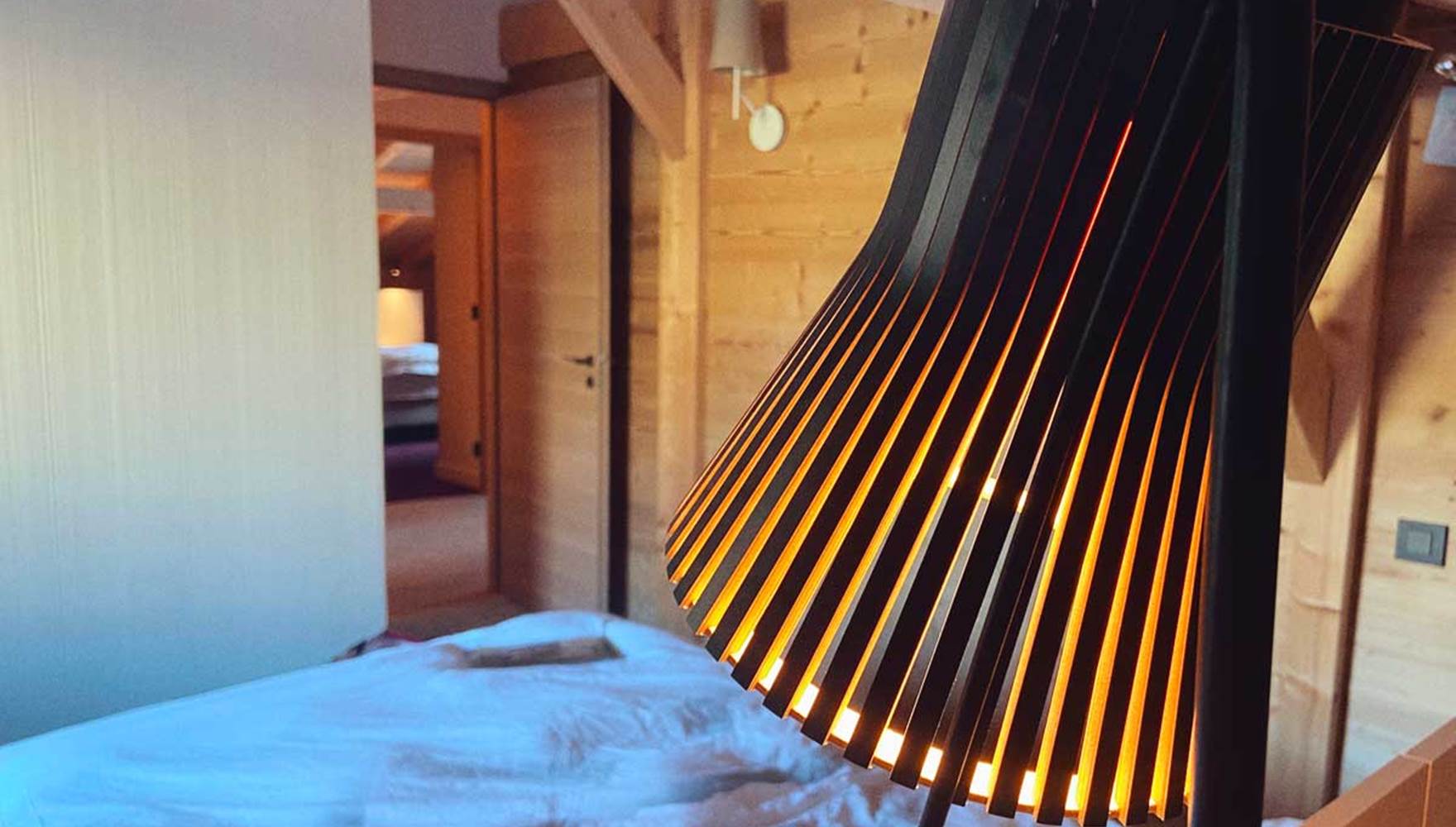 Chambre-et-lampe-de-chevet-Sommand-chalet-de-luxe-Carroz-de-maryjpg