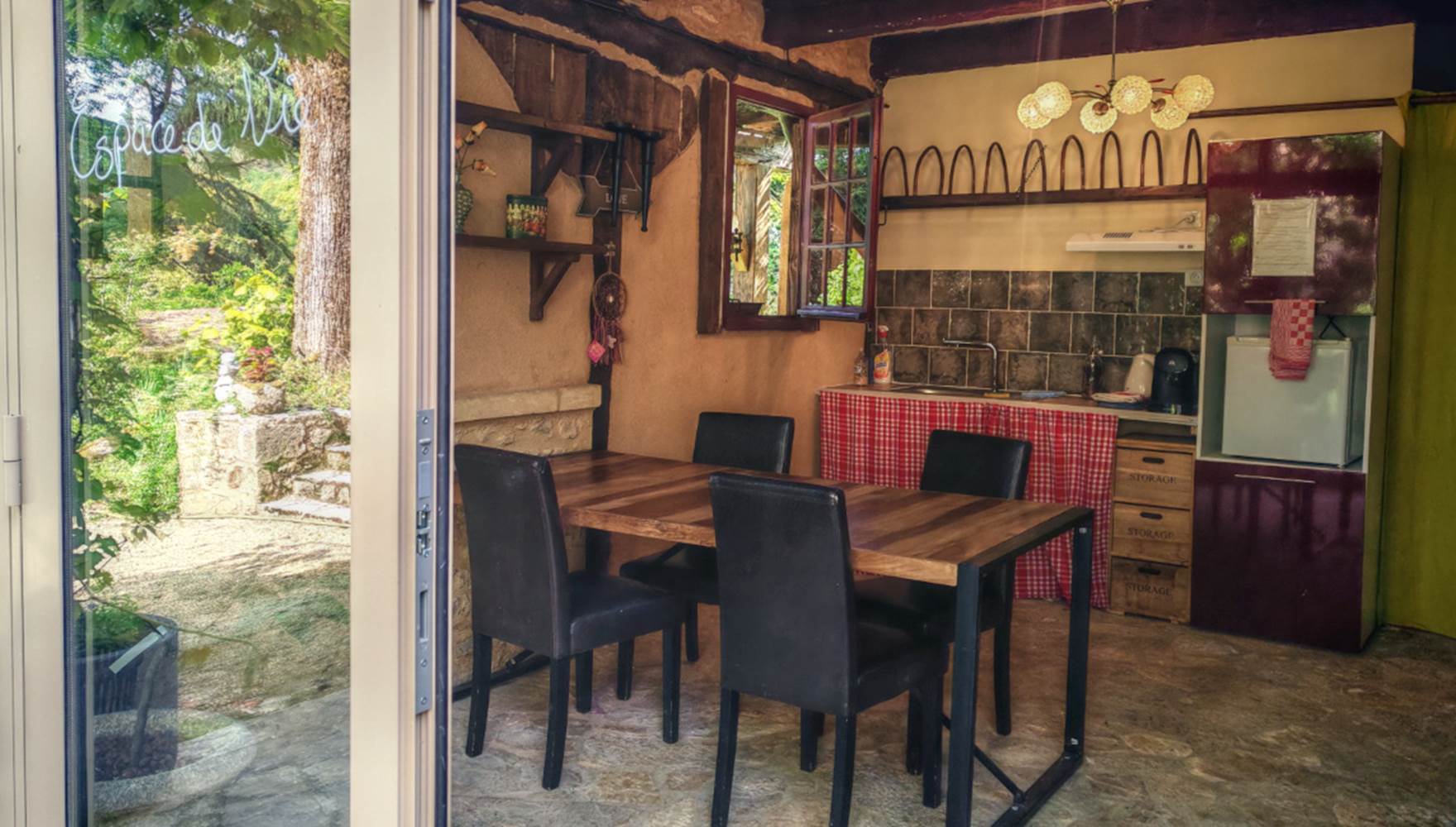 Espace de Vie, muni d'un coin kitchenette et une table à manger