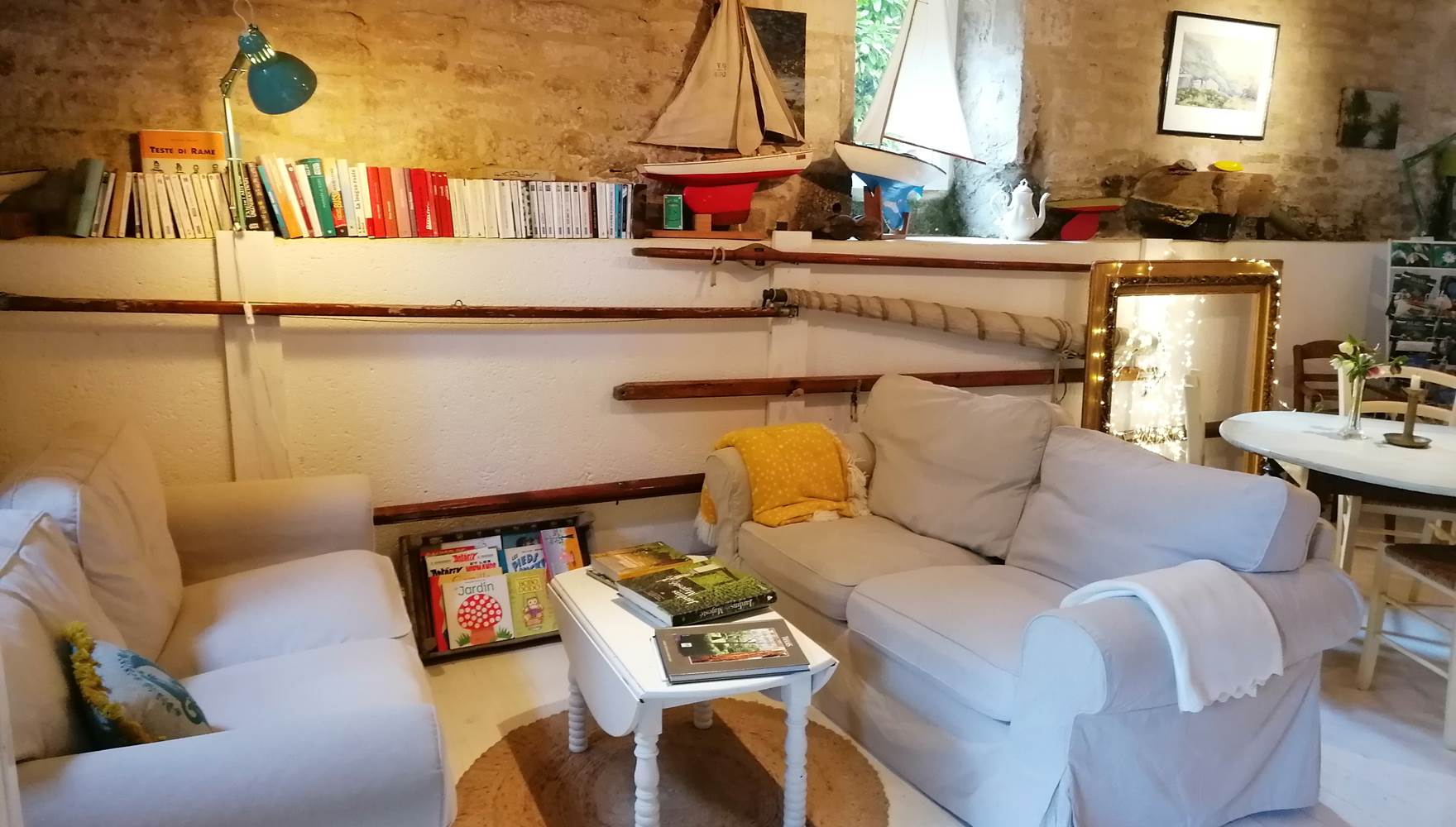 Salon de détente accessible à tous les hôtes - La Malposte