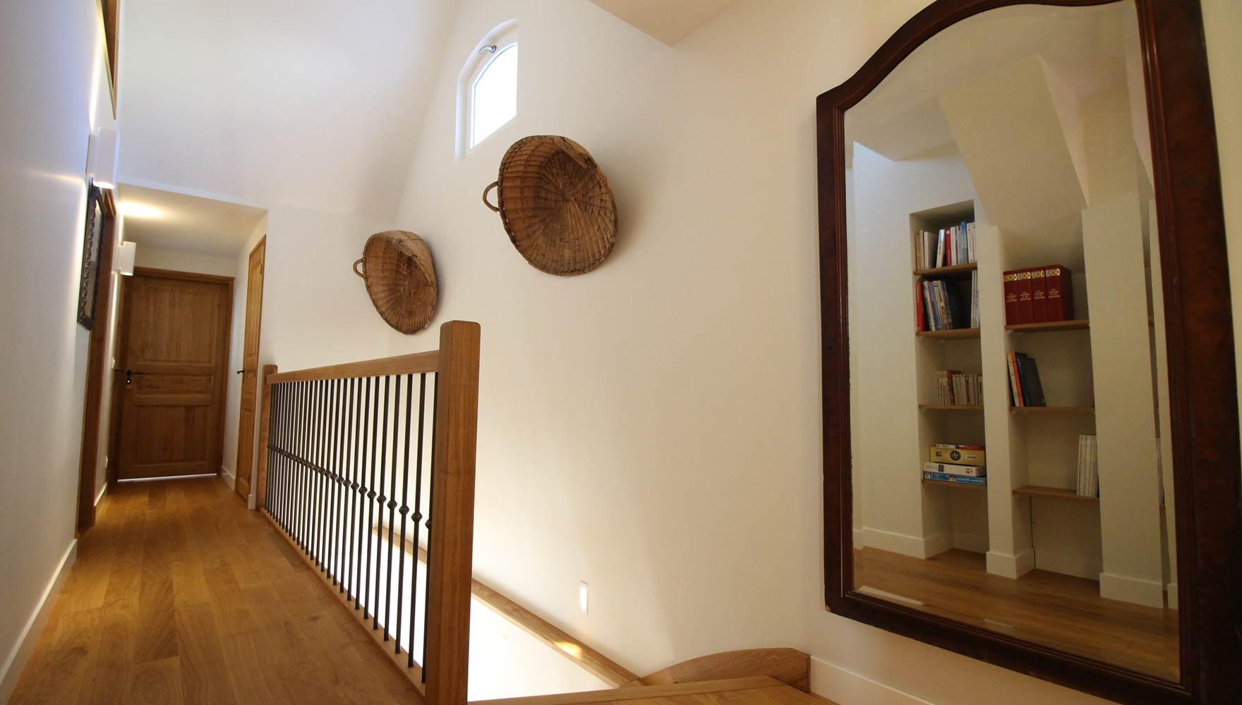 A l'étage le couloir et 3 chambres