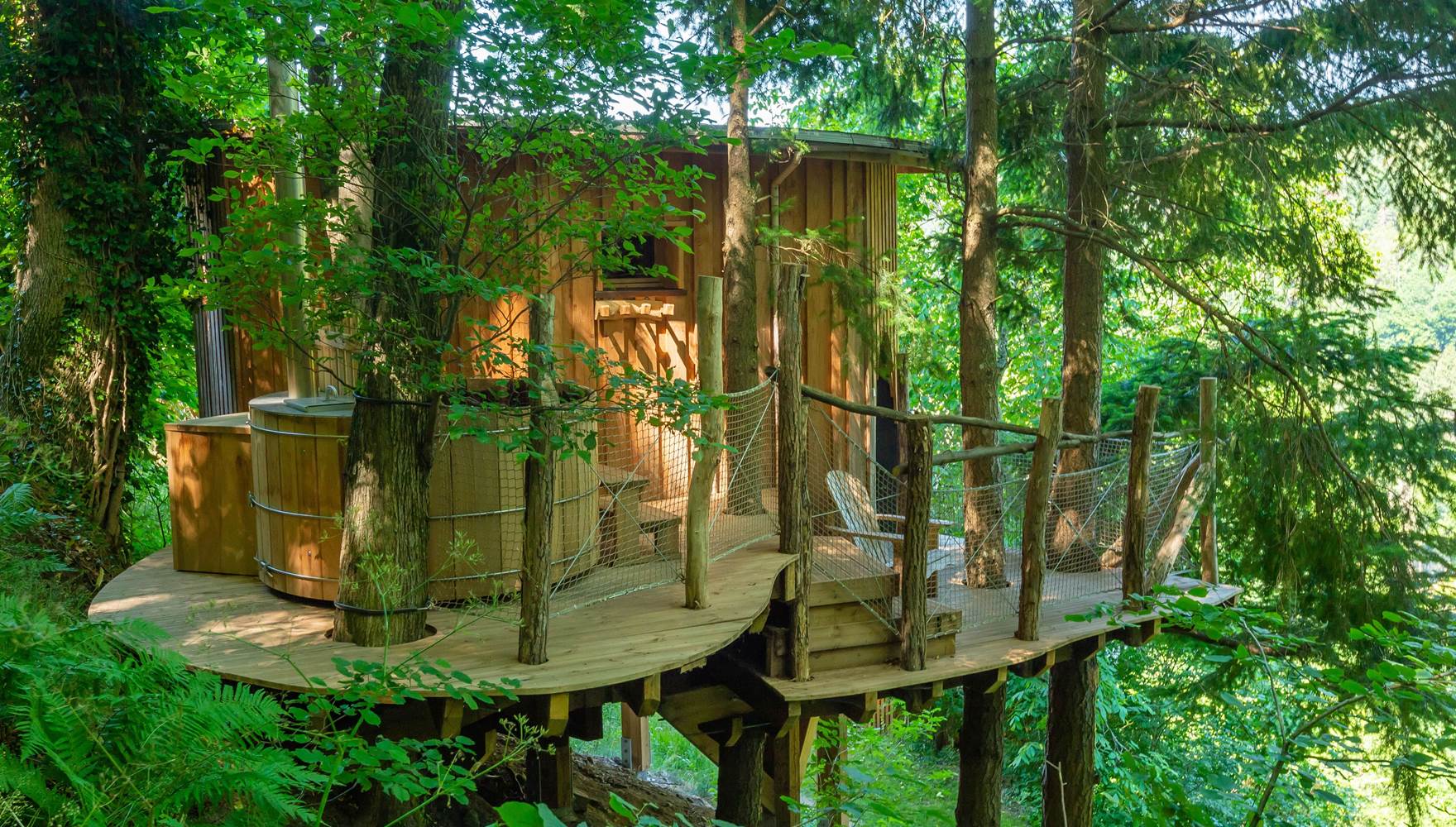 Cabane en bois dans les arbres