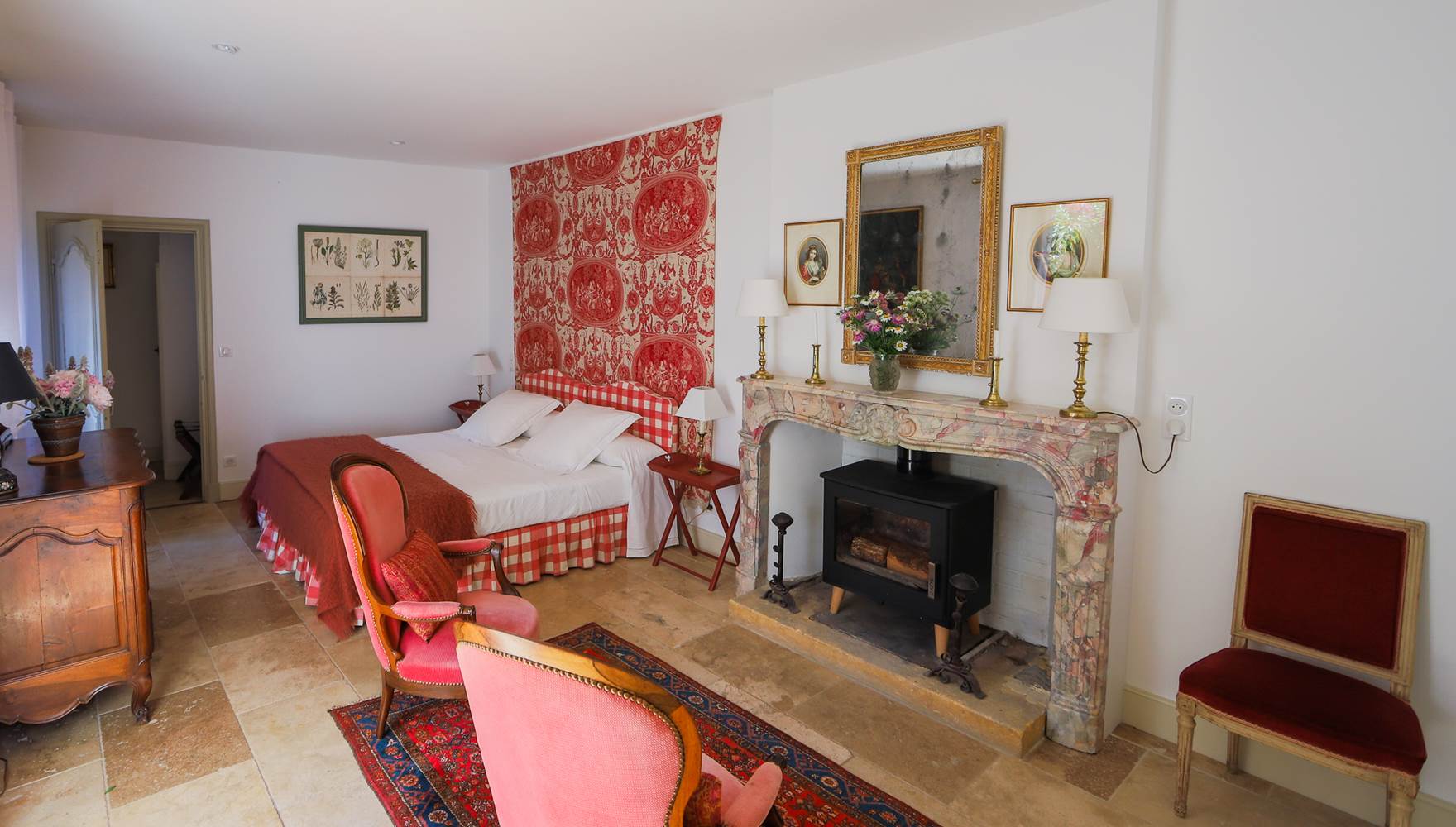 Chambre avec salle de bain en suite