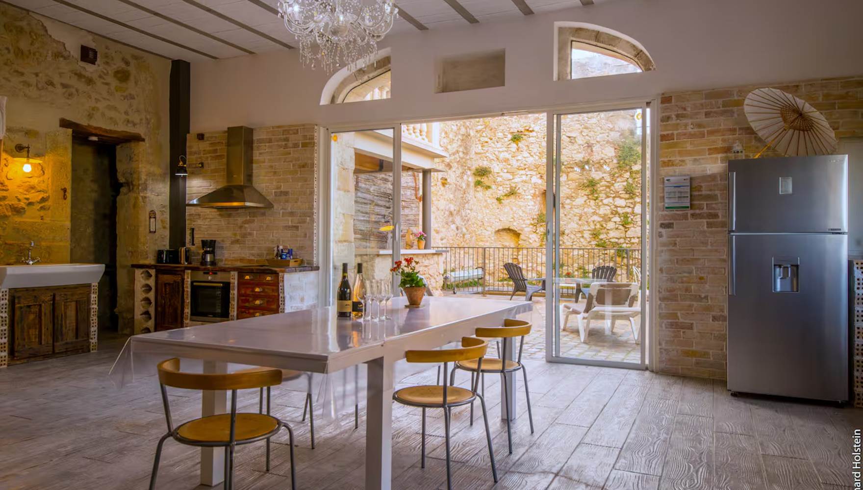 Espace de vie lumineux avec grandes baies vitrées de 4 mètres de haut dans un loft haut de gamme