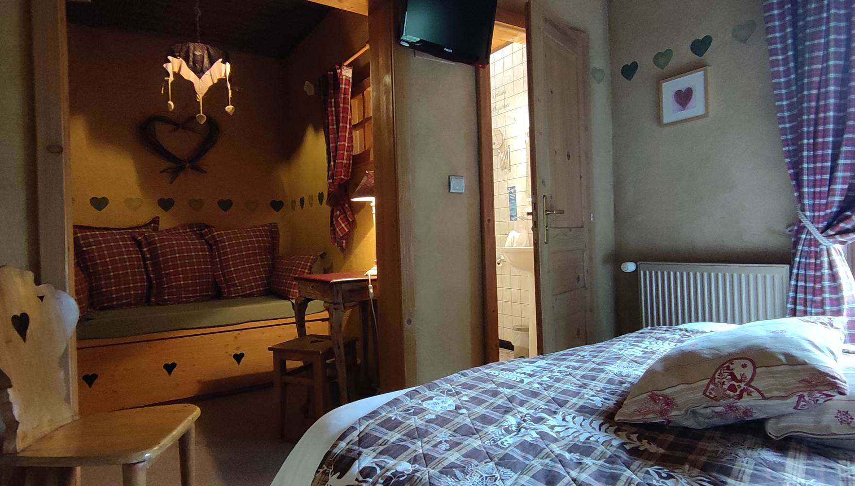 bois blond, tartan rouge et chaise alsacienne