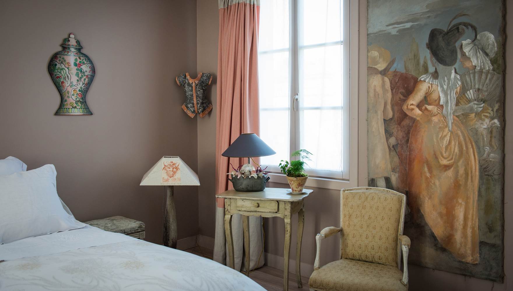 chambre-decorée-lit-double-fresque-murale-honfleur-calvados