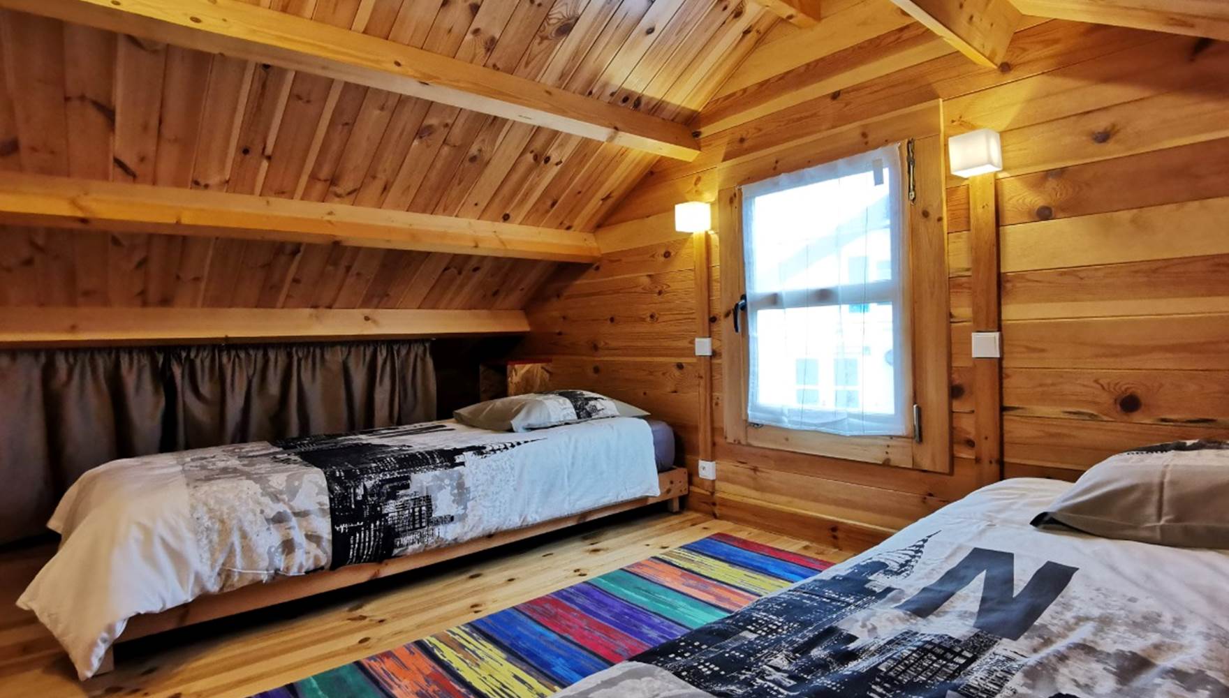 Chambre mansardée avec deux lits singles, parfaite pour accueillir parents et enfants aux Chalets de Kerescar à Plouarzel