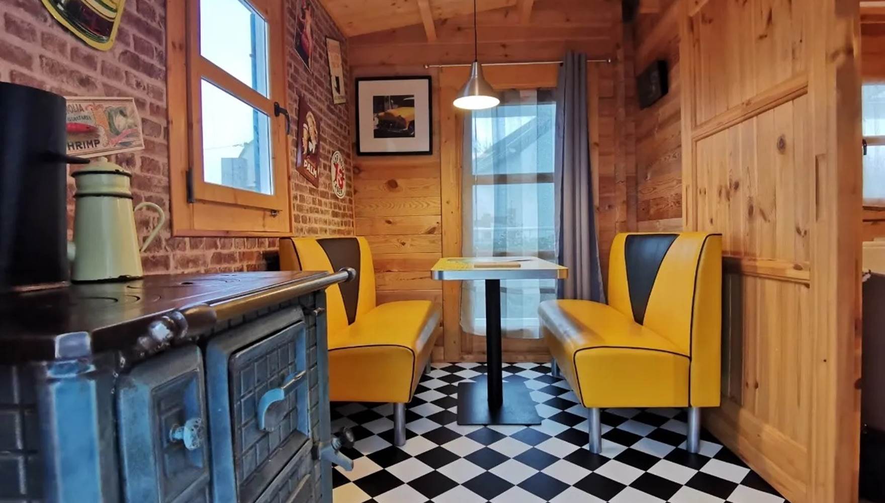 Diner’s Café rétro avec vue mer au Chalet Ouessant à Plouarzel pour un séjour original en Bretagne