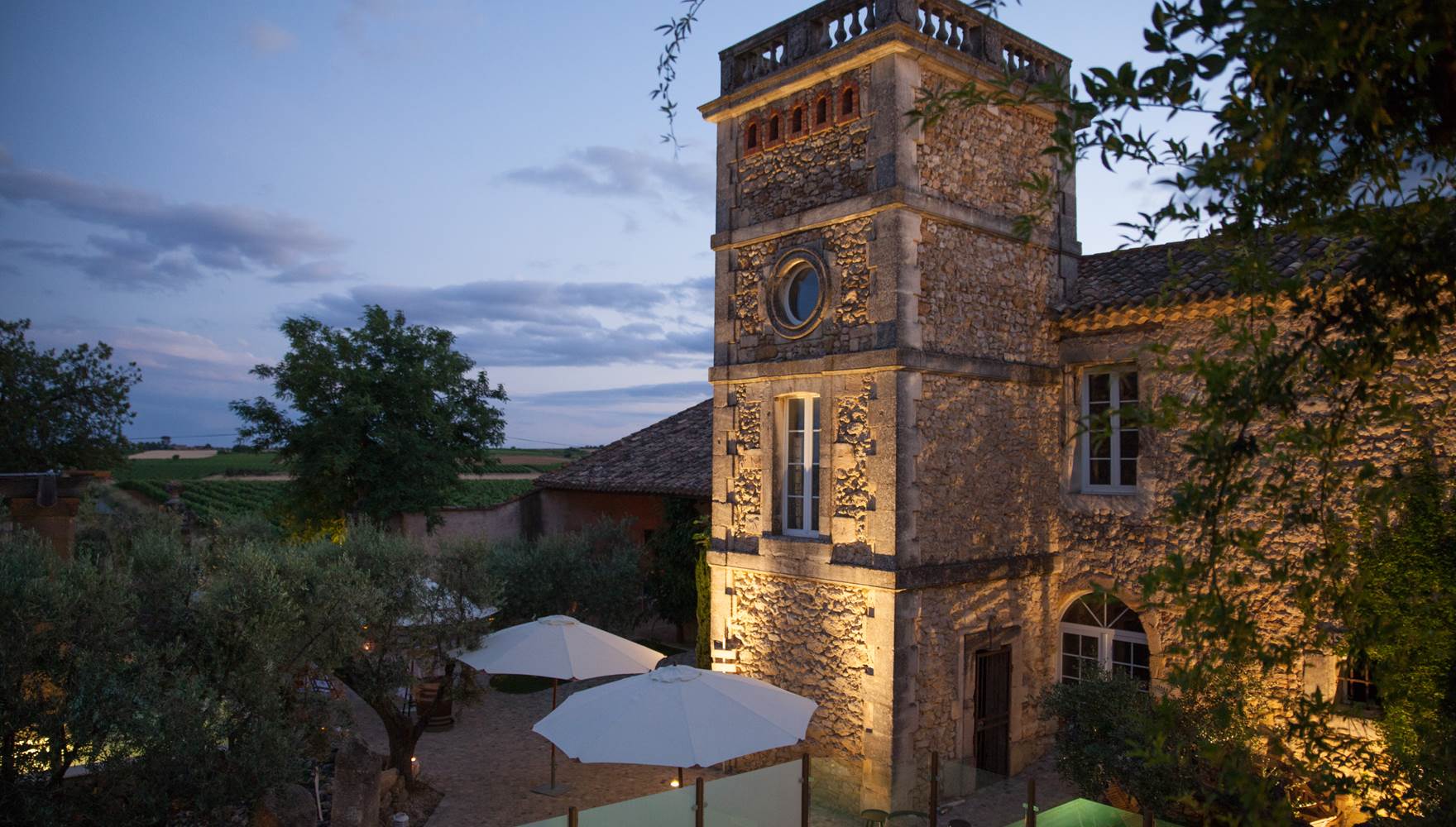 Ancienne tour du XVllle siècle rénovée en chambre insolite au cœur des vignes de l Hérault