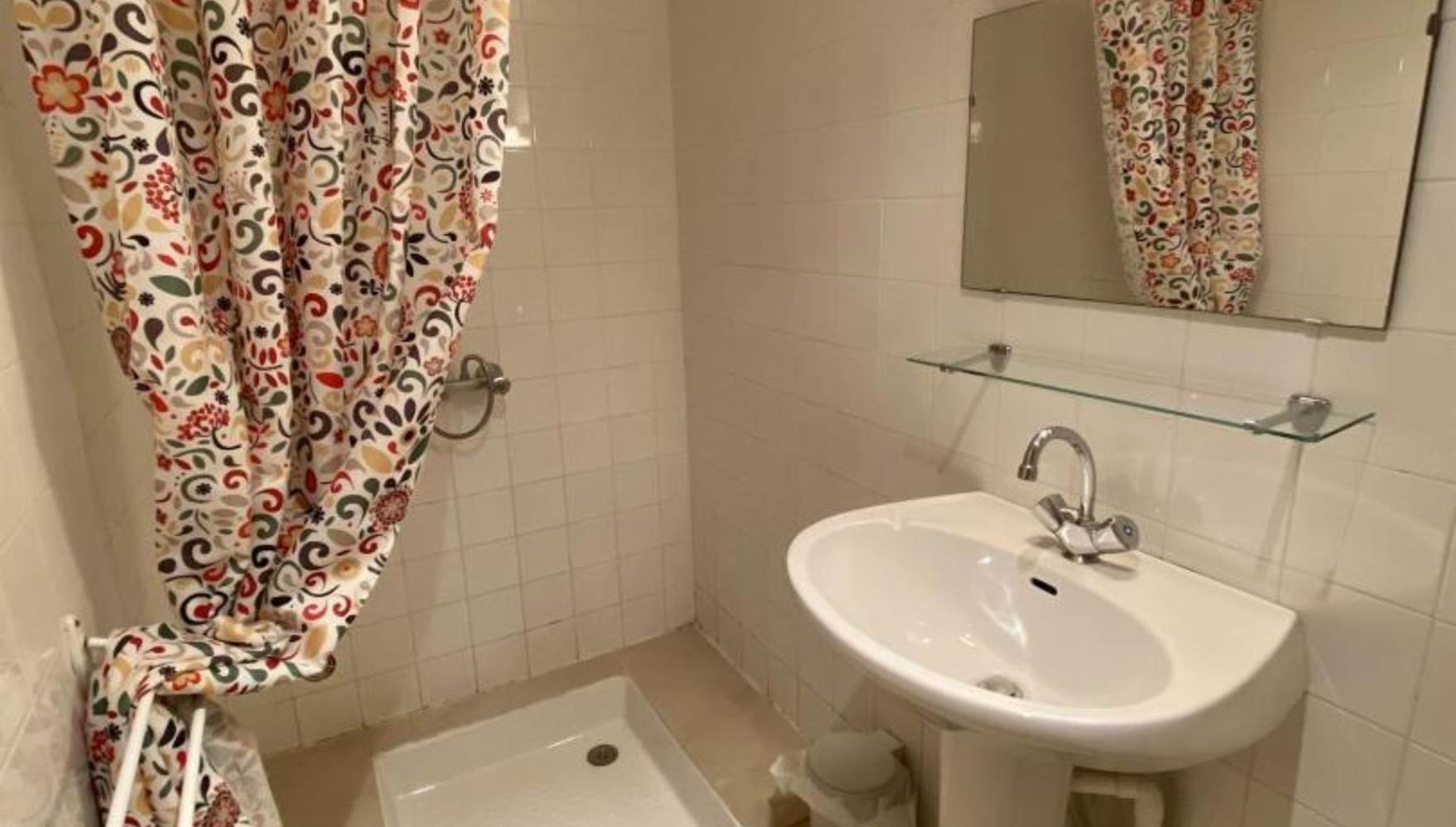 Château Villemagne gîte 1332 Salle d'eau Chambre 2