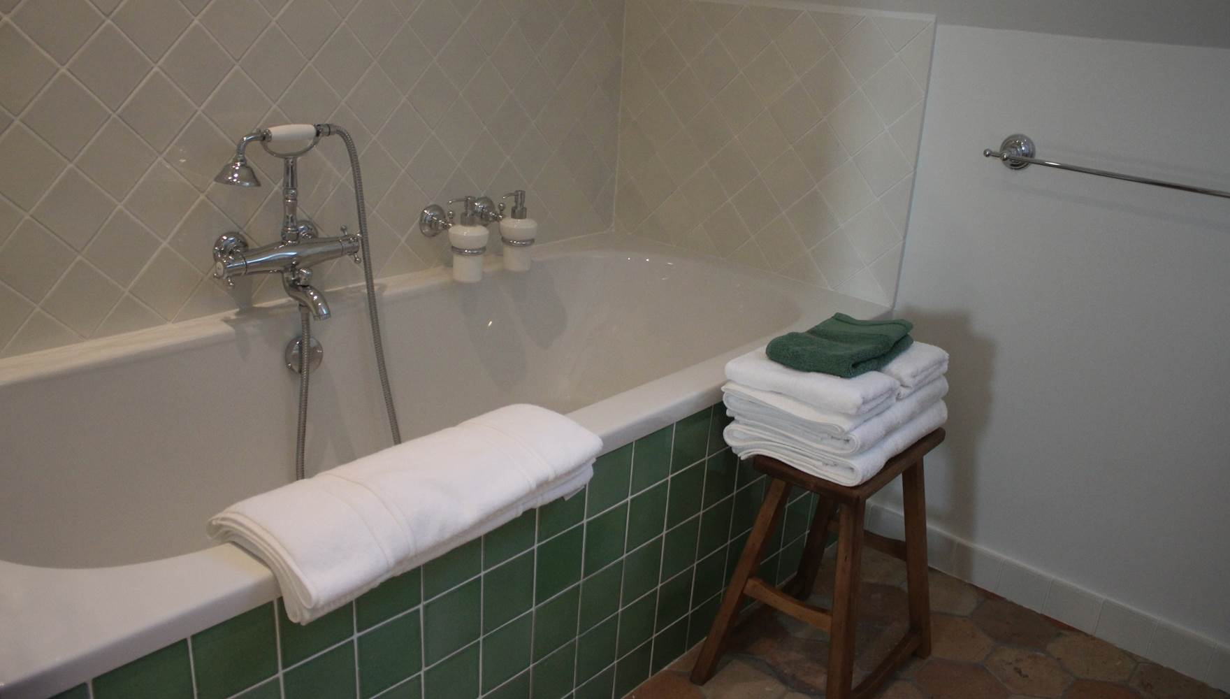 Salle de bains raffinée avec baignoire-douche