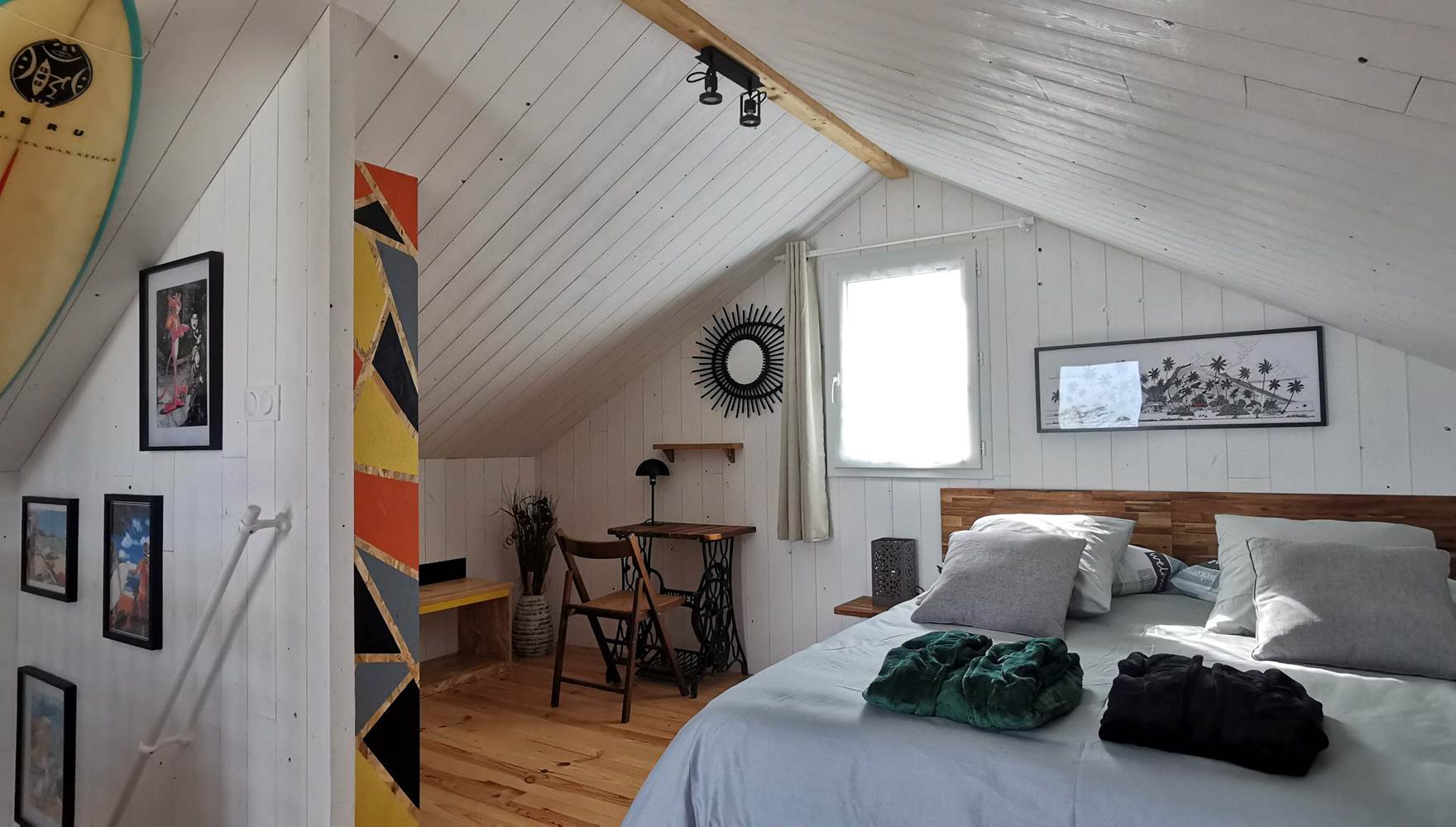 Chambre Suite lumineuse avec accès terrasse panoramique au Lodge de Plouarzel pour des vacances en couple en Bretagne