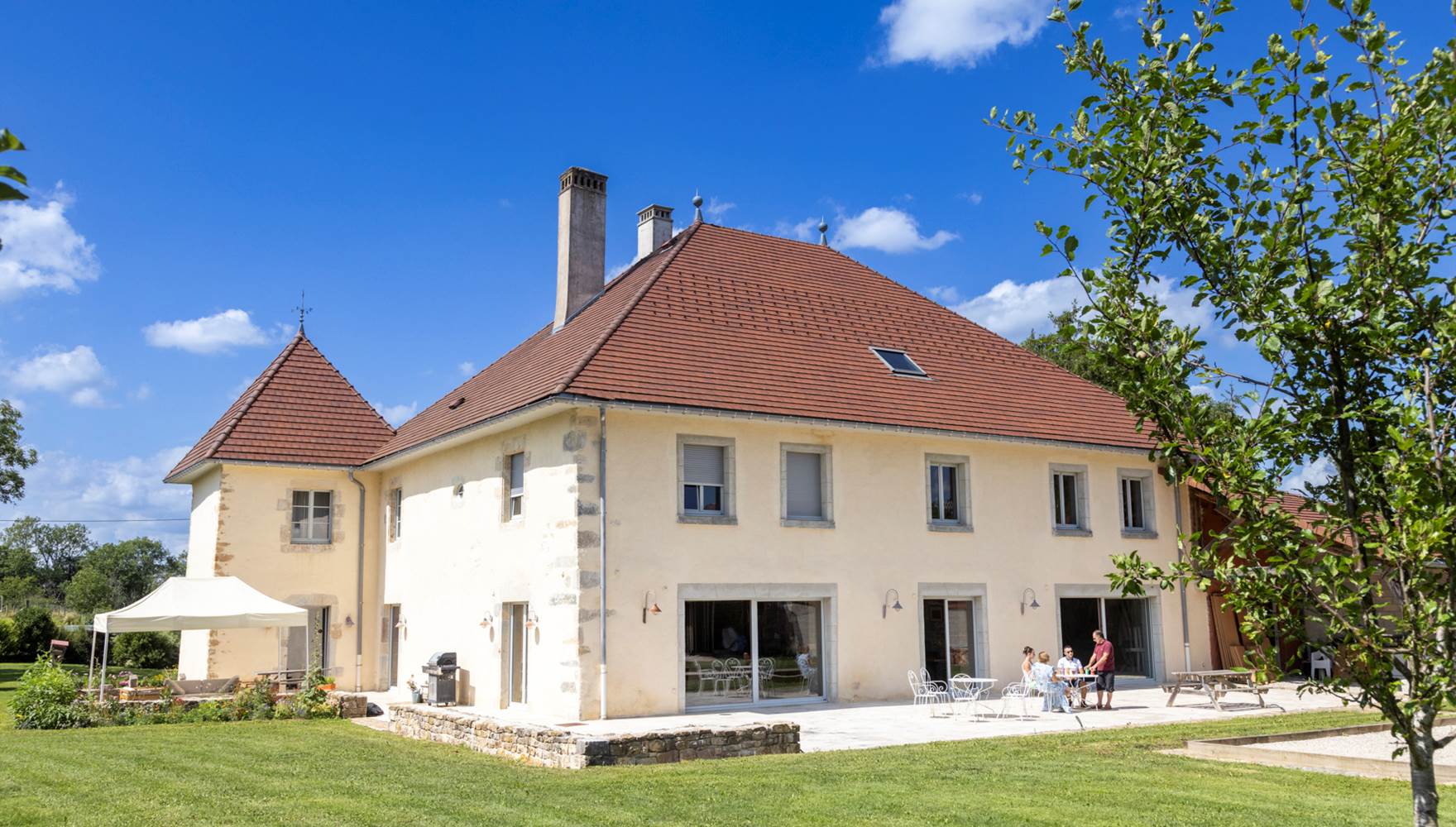 Pétanque et détente sur notre terrasse, l'art de vivre au Relais des Deux Tours