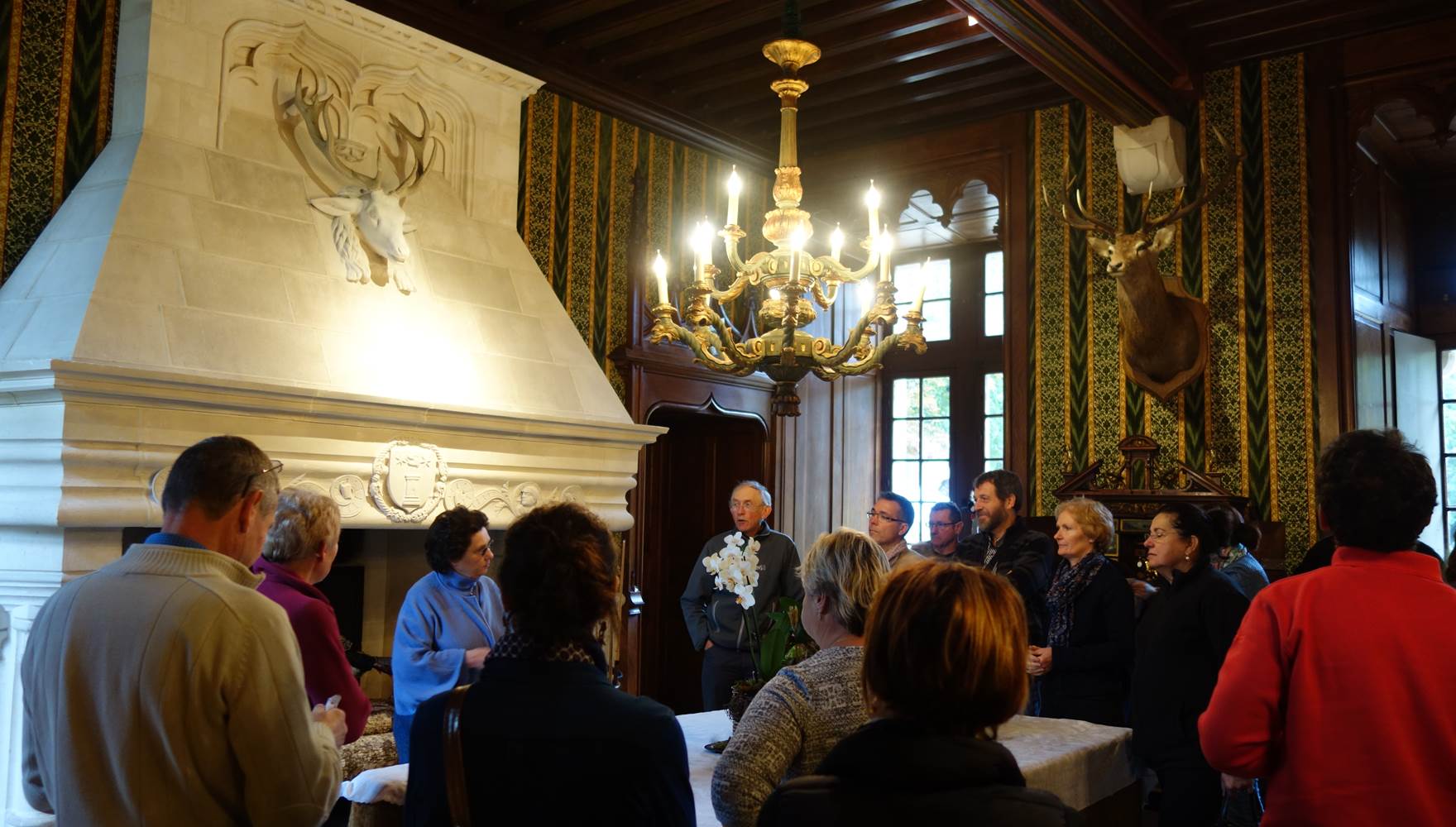 Photo de groupe dans la salle de chasse