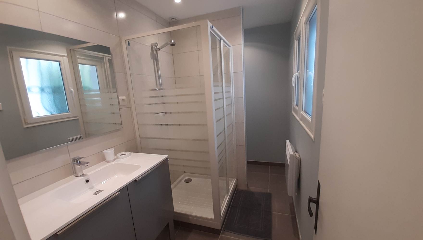 la salle d'eau tournesol très lumineuse