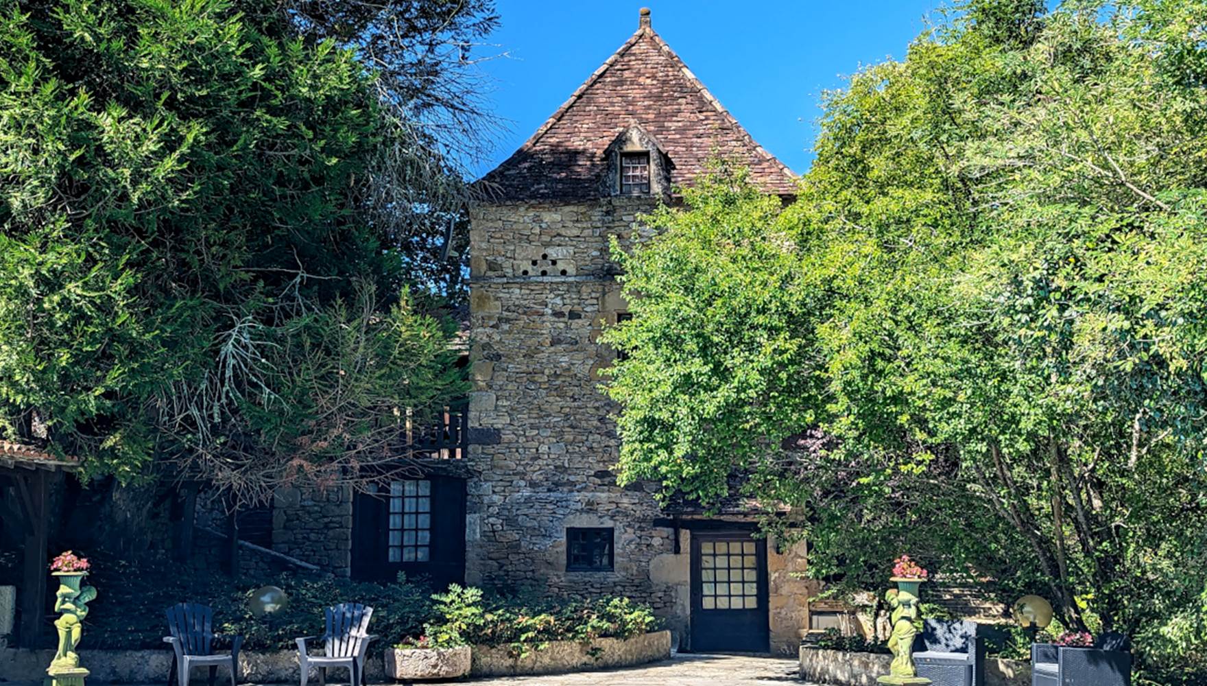 Gite Le Pigeonnier. Vue de la piscine