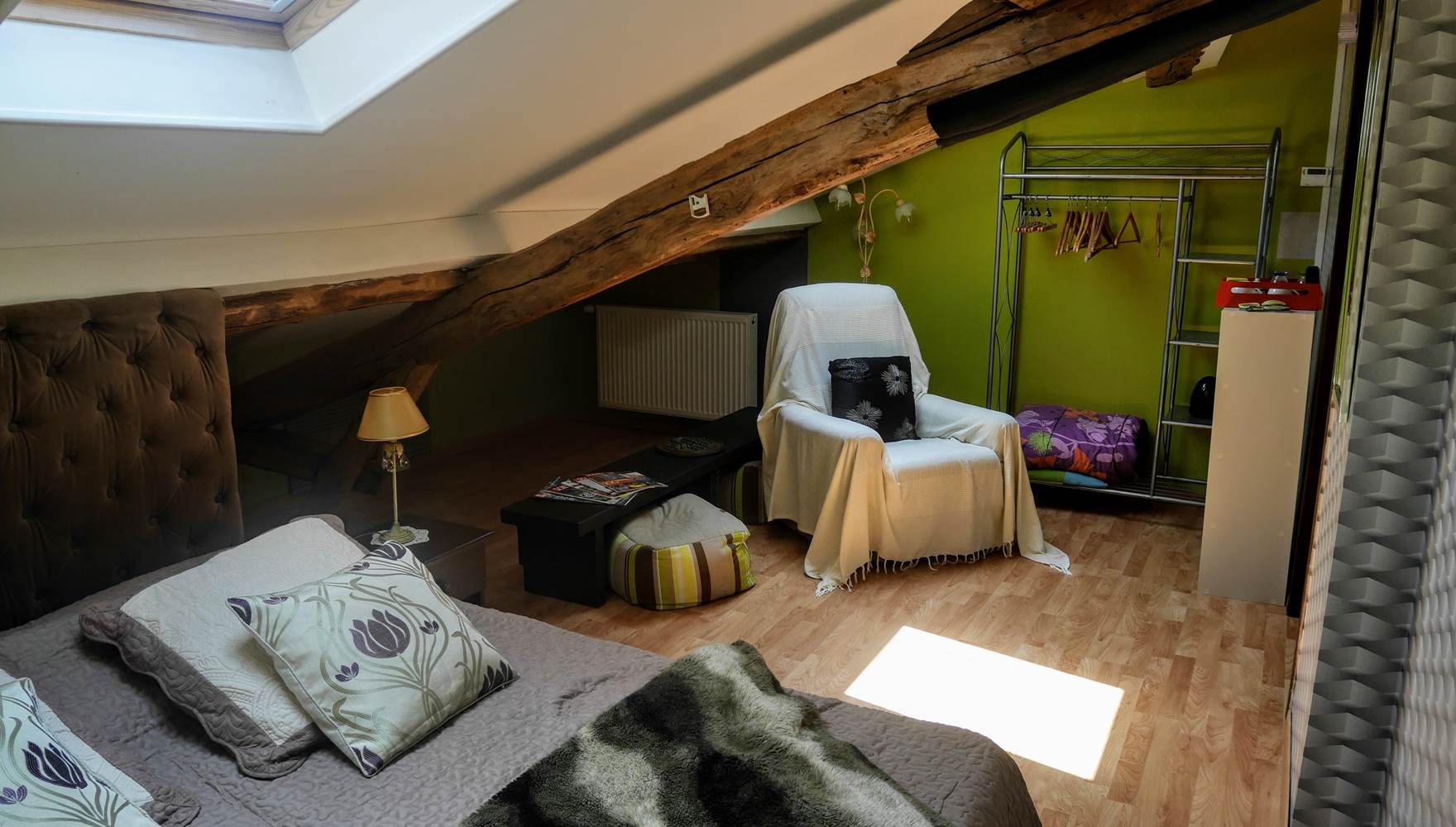 chambre 5  sous combles et climatisée avec lit en 160 électrique