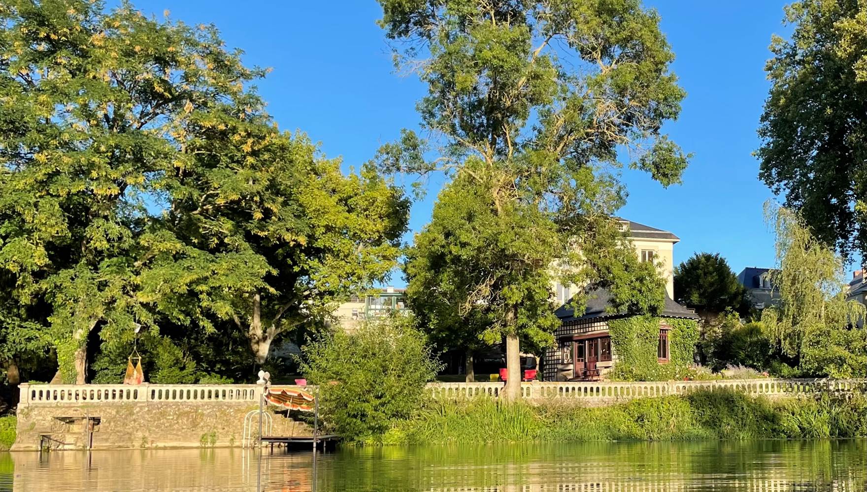 Maison d'hôtes de charme-vue-grand-jardin clos-rivière