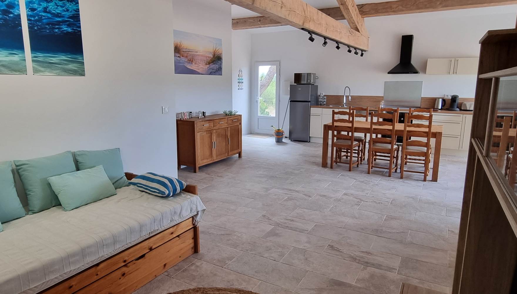 coin télé avec 2 lits simples gigogne