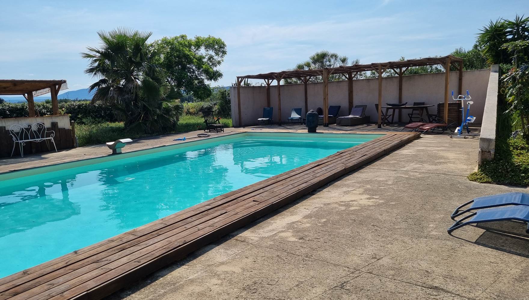 ombre sous pergola au bord de la piscine