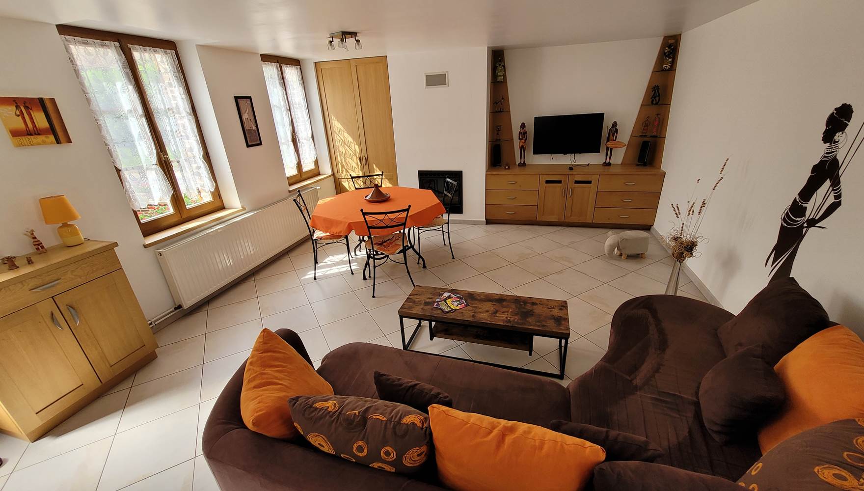 Canapé d'angle, table basse,  pour un moment de détente avec un verre ,devant la télévision