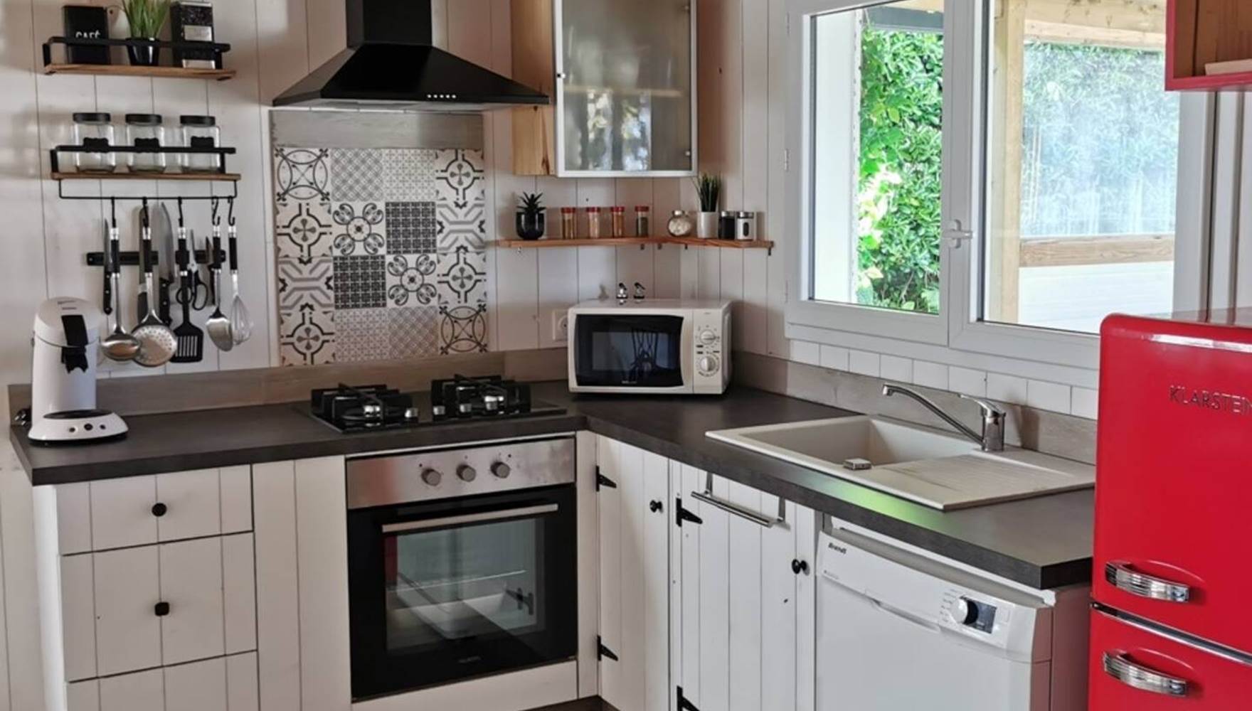 Cuisine lumineuse et entièrement équipée, pour un séjour en couple au Lodge de Kerescar à Plouarzel en Bretagne