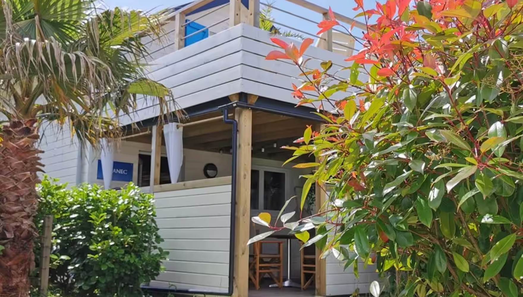 Lodge avec double terrasse entouré de verdure à Plouarzel, parfait pour un long séjour en couple en Bretagne