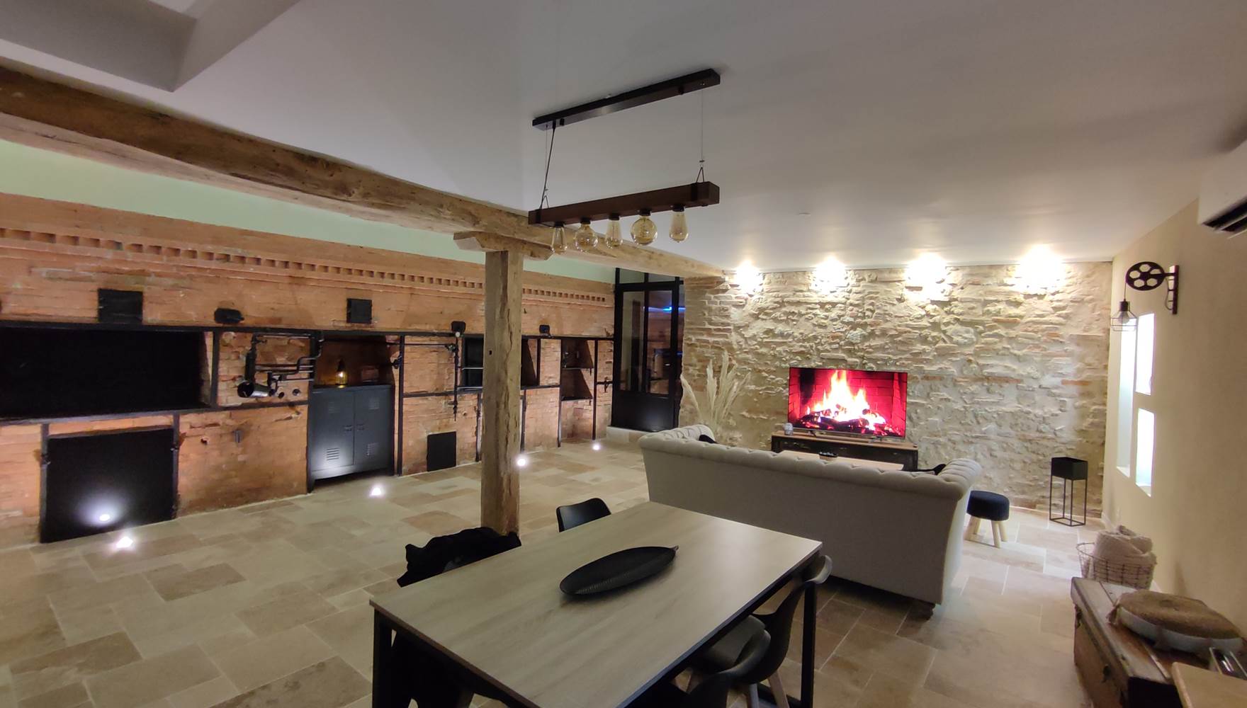 Four en brique et mur en pierre