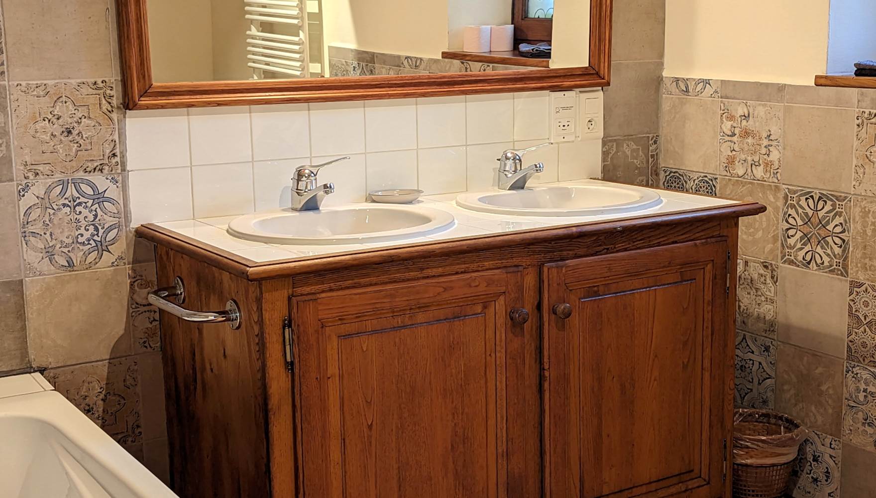 Salle de bain en-suite. Baignoire, double vasque, wc