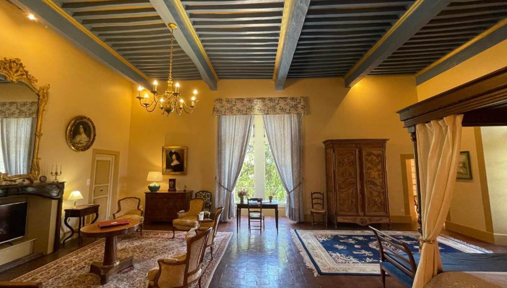 La suite d'Alaïs avec lit à baldaquin