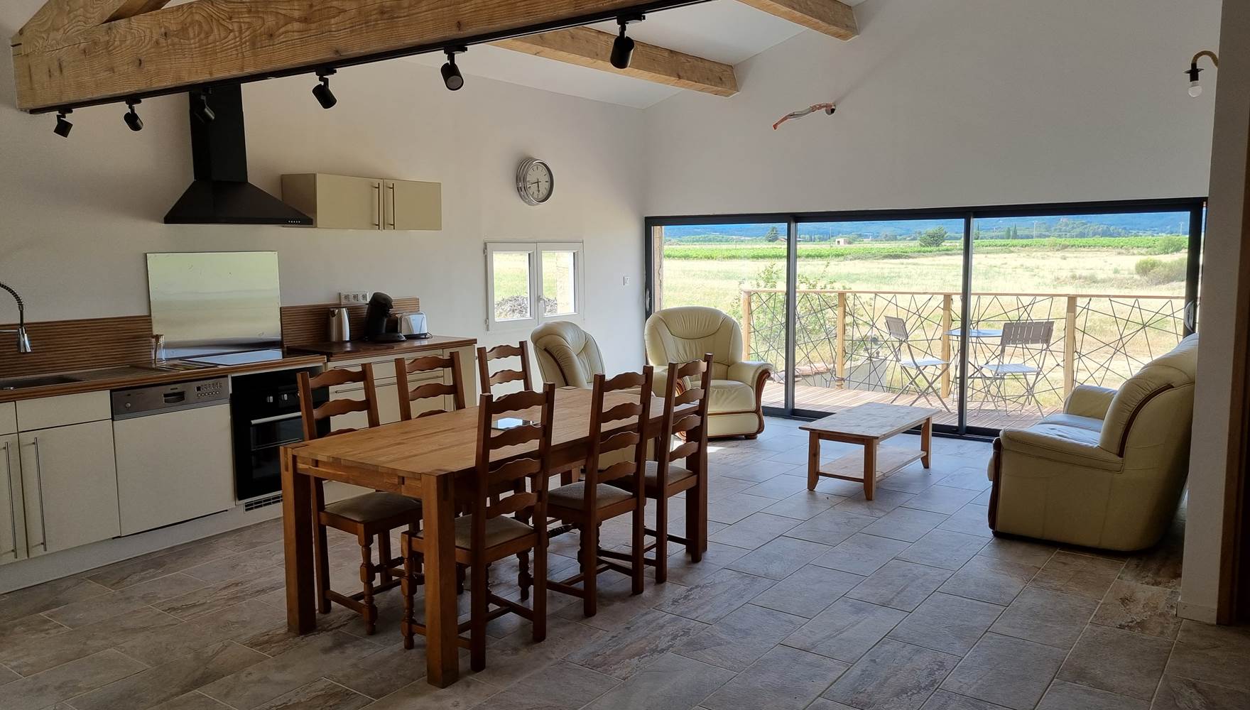 salle à manger avec 2ème table possible si besoin