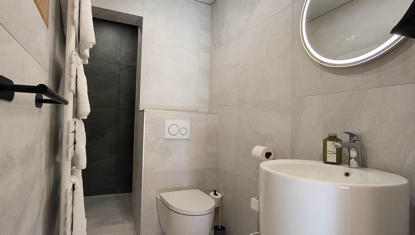 salle bain rénovée avec douche italienne